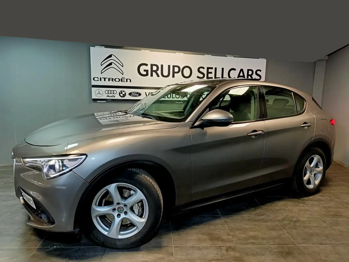Alfa Romeo Stelvio 2.2 Super RWD 190 Aut. Gris - 2