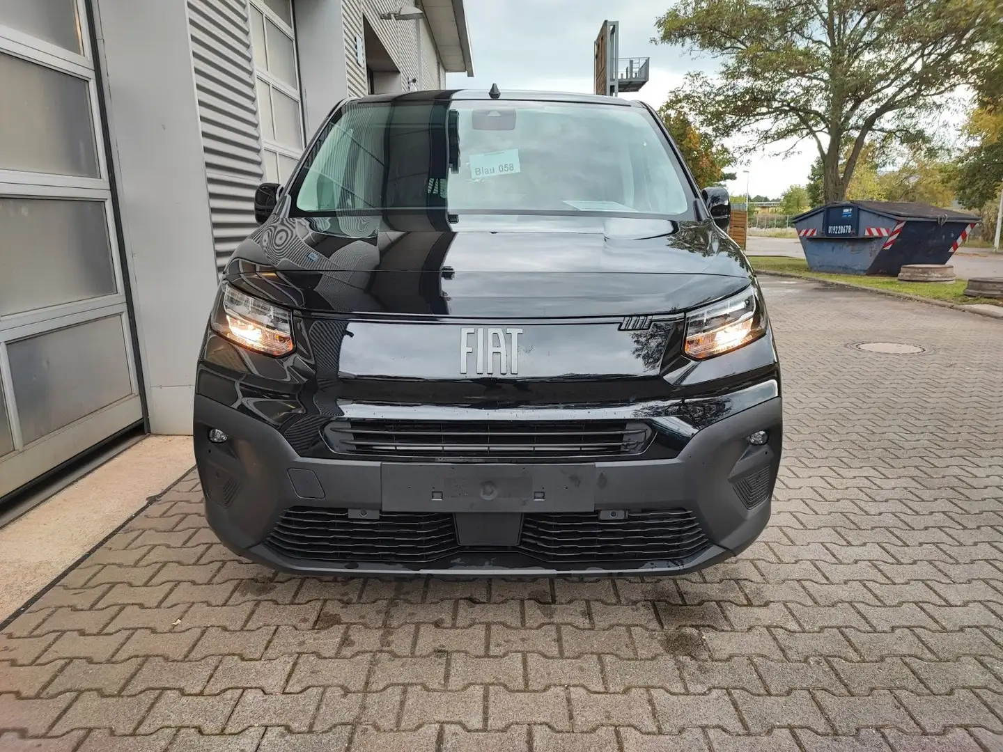 Fiat Doblo Maxi (L2) Kombi 1,5 HDi 97 kW AT Schwarz - 2