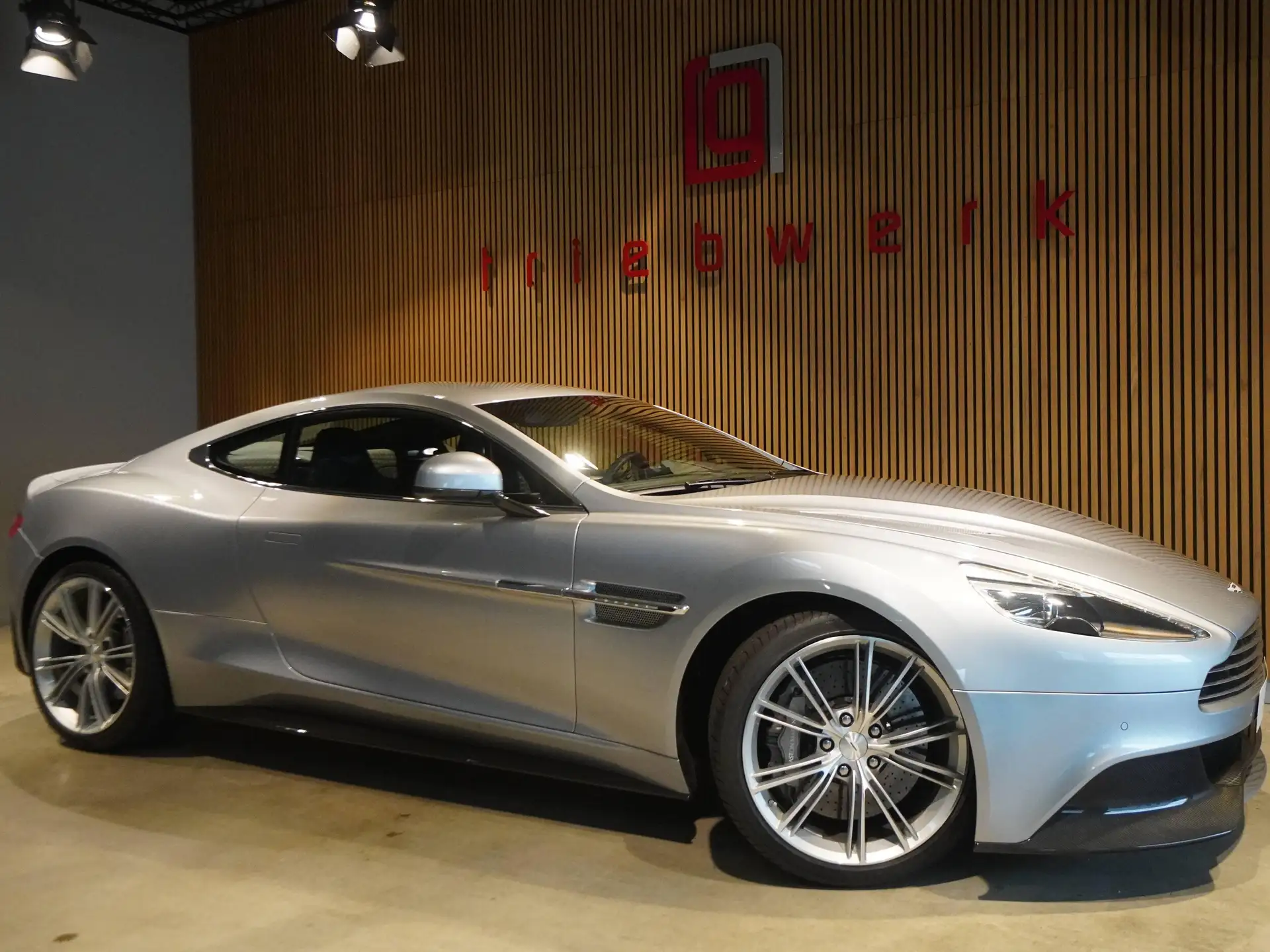 애스턴마틴 뱅퀴시 Coupe 2013 은색 사진 2