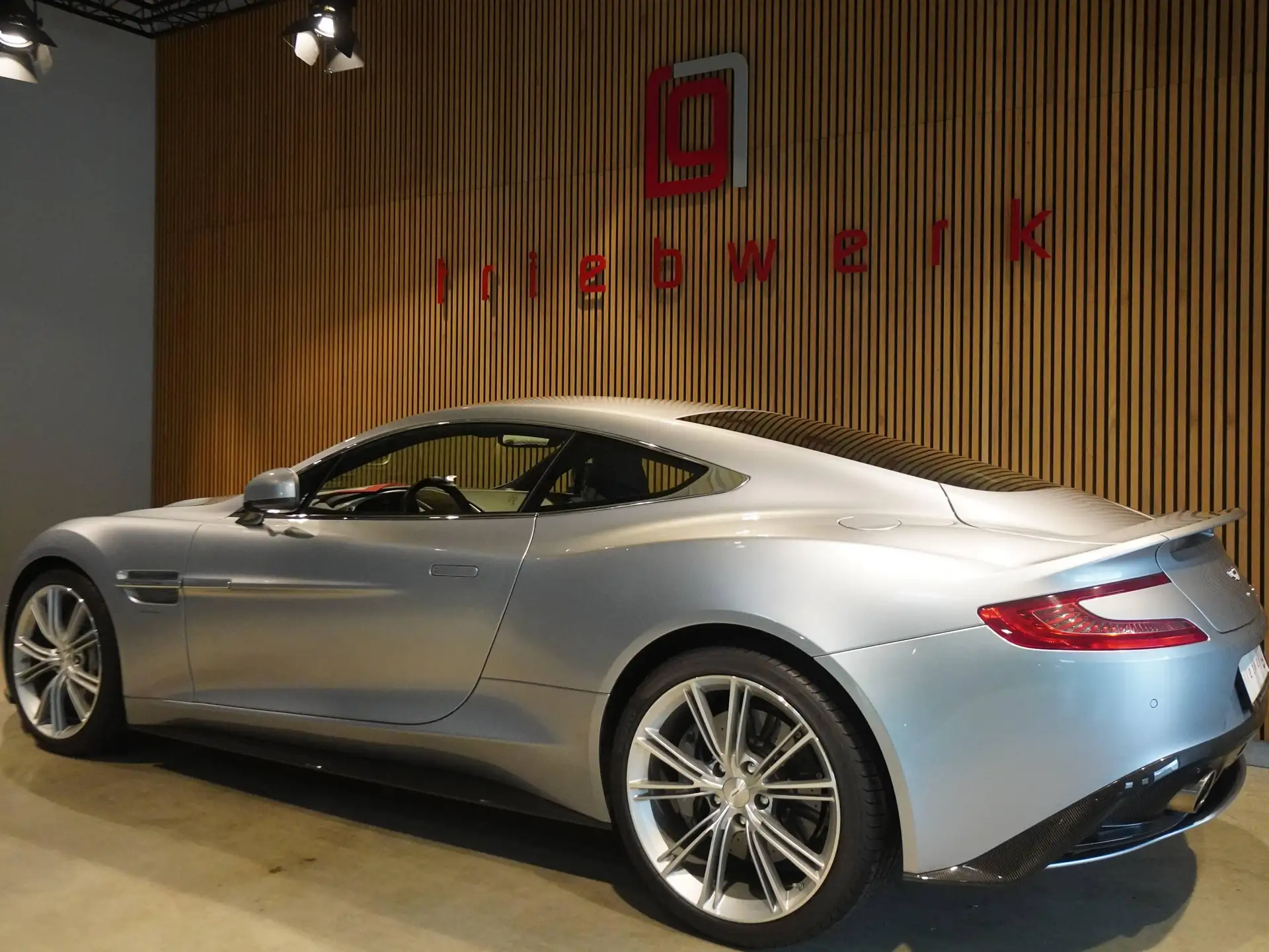 애스턴마틴 뱅퀴시 Coupe 2013 은색 사진 3