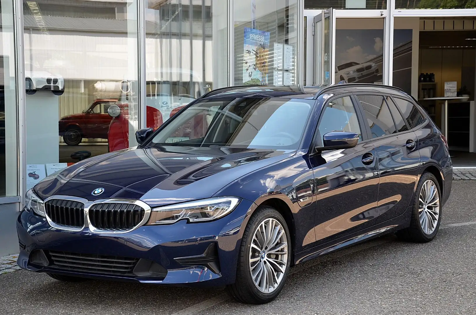 BMW 330 e Tour./Head-Up/Laser/Glasdach/18"Alu++++ Blau - 1