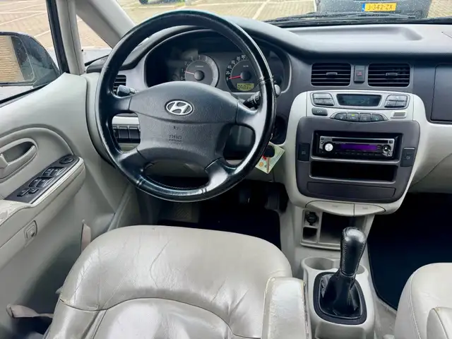 Hyundai Trajet view 2
