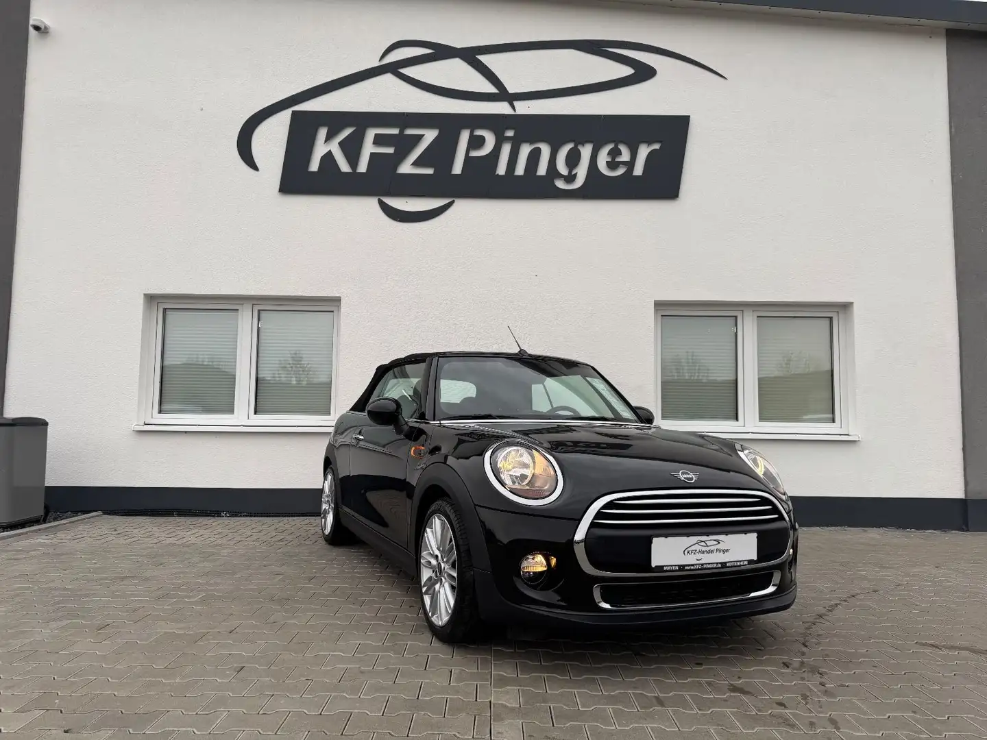 MINI One Cabrio One Schwarz - 1