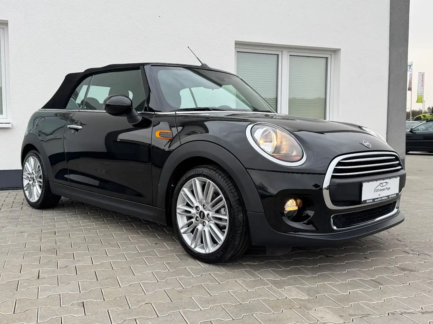 MINI One Cabrio One Schwarz - 2