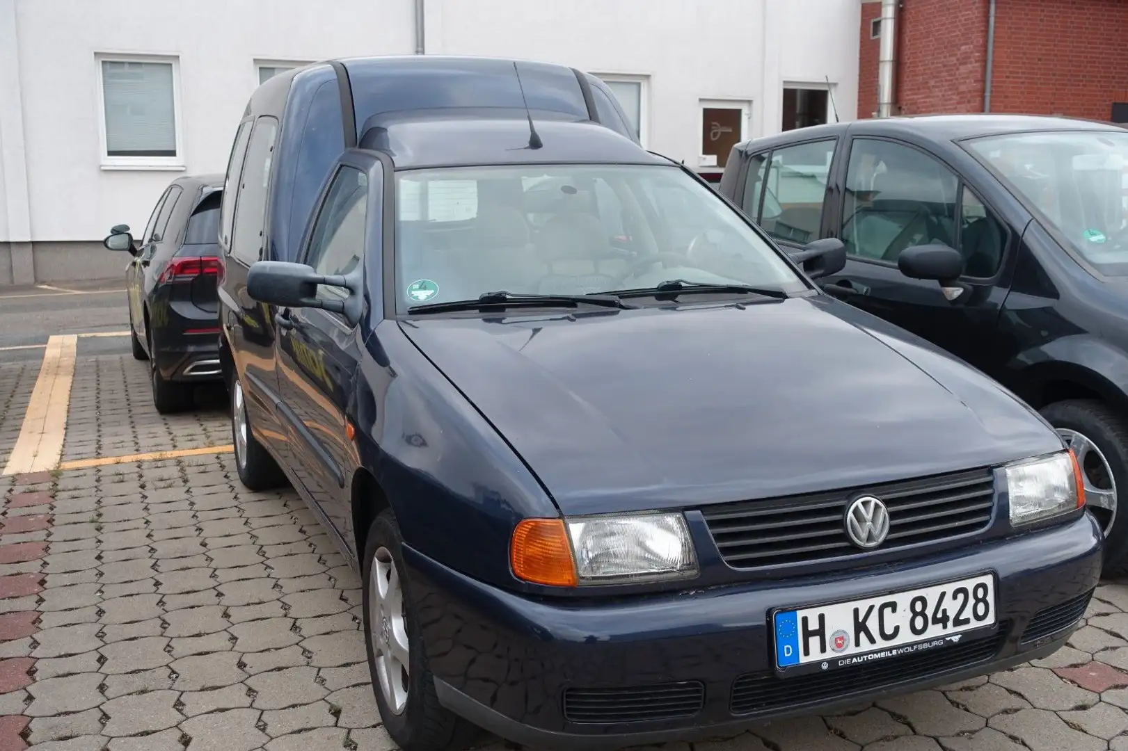Volkswagen Caddy 1.6*5-SITZE*AHK*ALUFELGEN*SERVO*TÜV 5/2026 Blau - 1