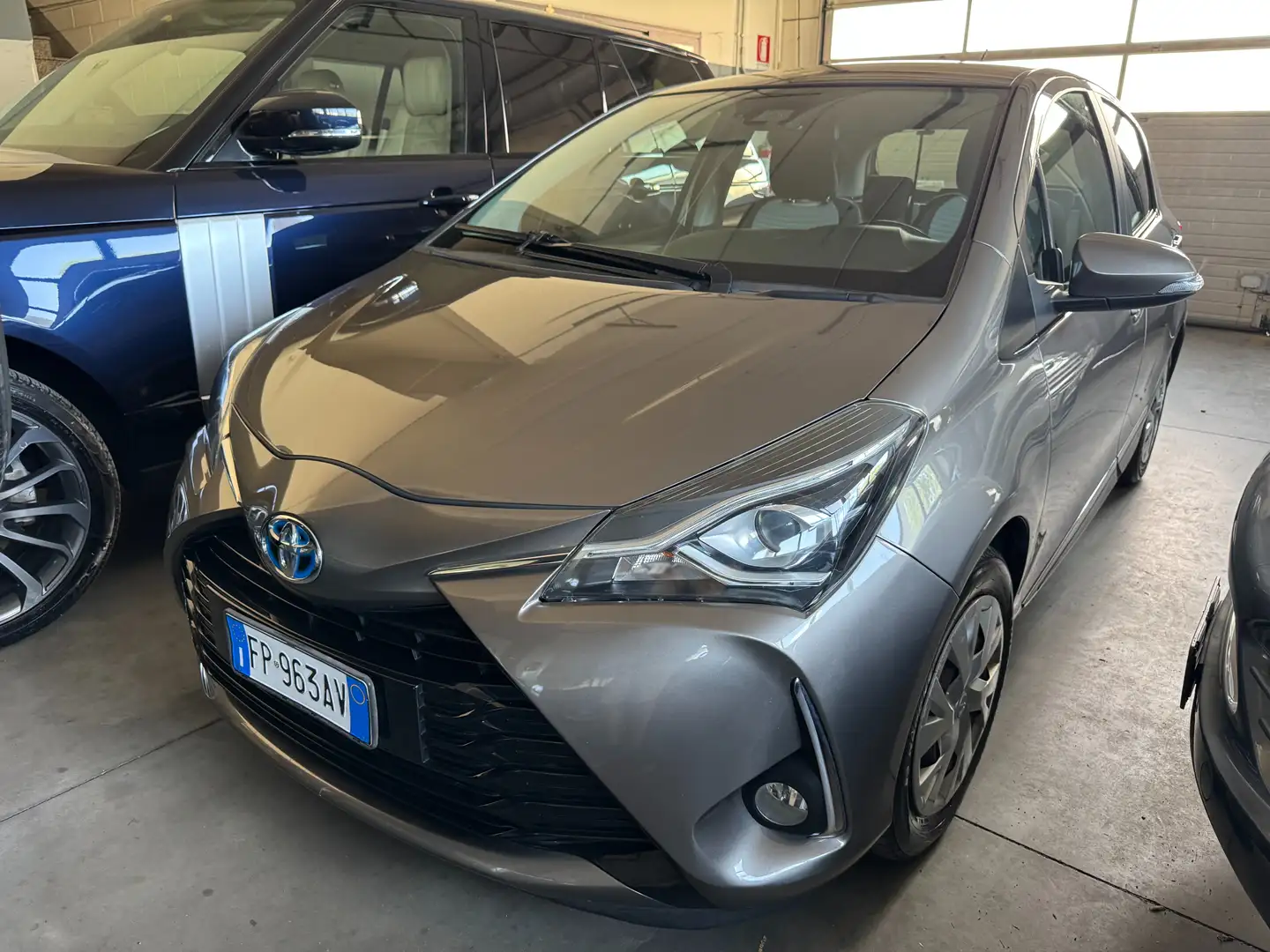 Toyota Yaris III 2017 5p 1.5h Active Grijs - 1
