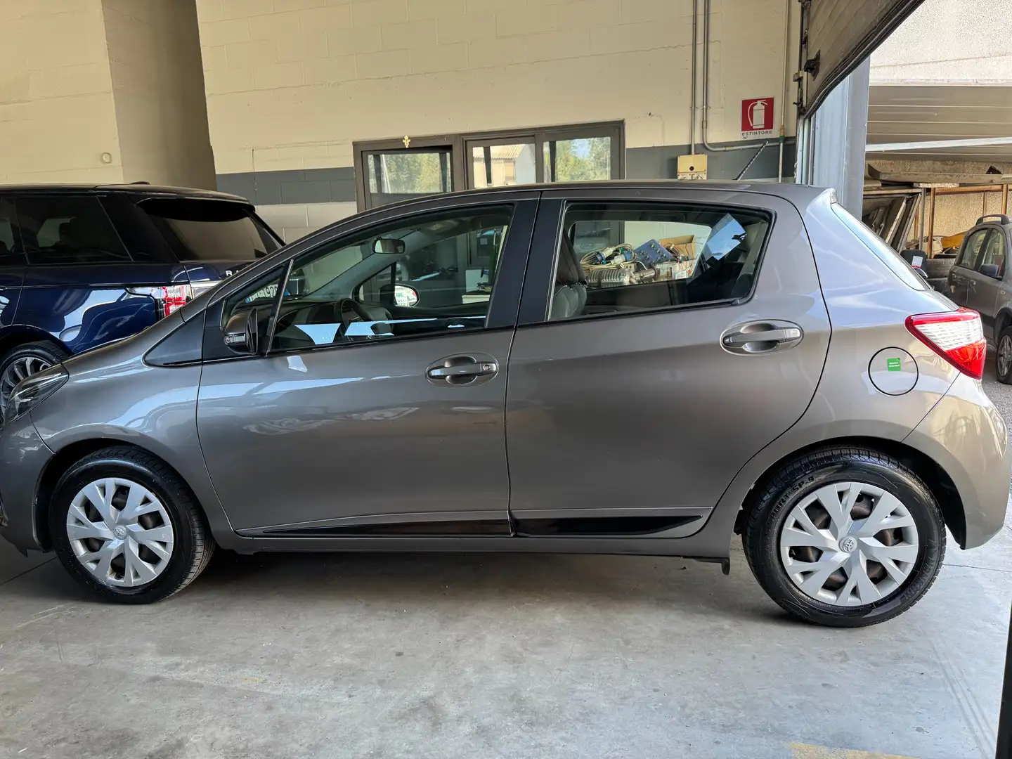 Toyota Yaris III 2017 5p 1.5h Active Grijs - 2