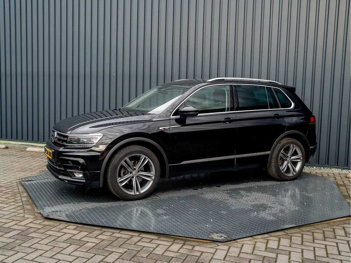 Volkswagen Tiguan 1.5 TSI ACT Highline Business R | LED | Trekhaak w Zwart - 2