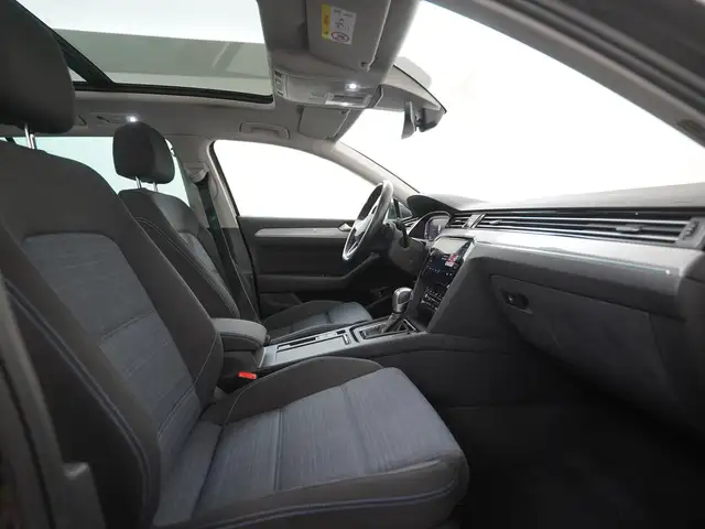 Volkswagen Passat view 3