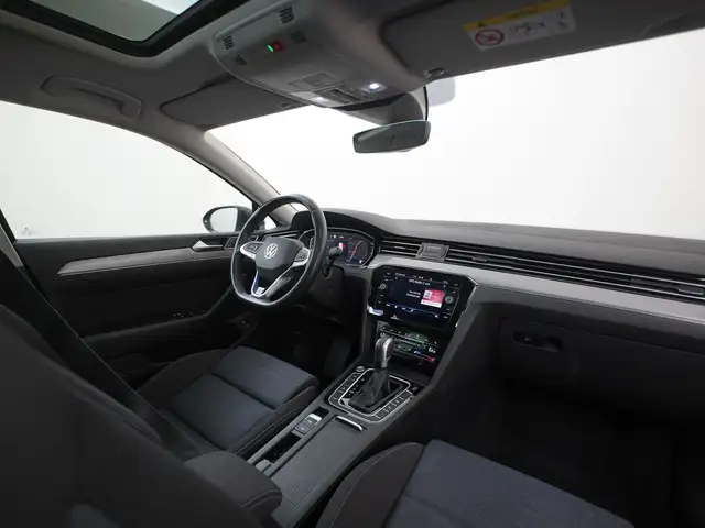 Volkswagen Passat view 2