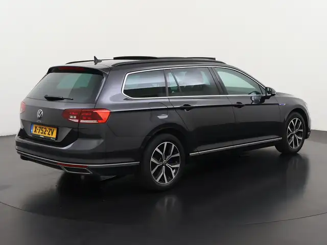 Volkswagen Passat view 4