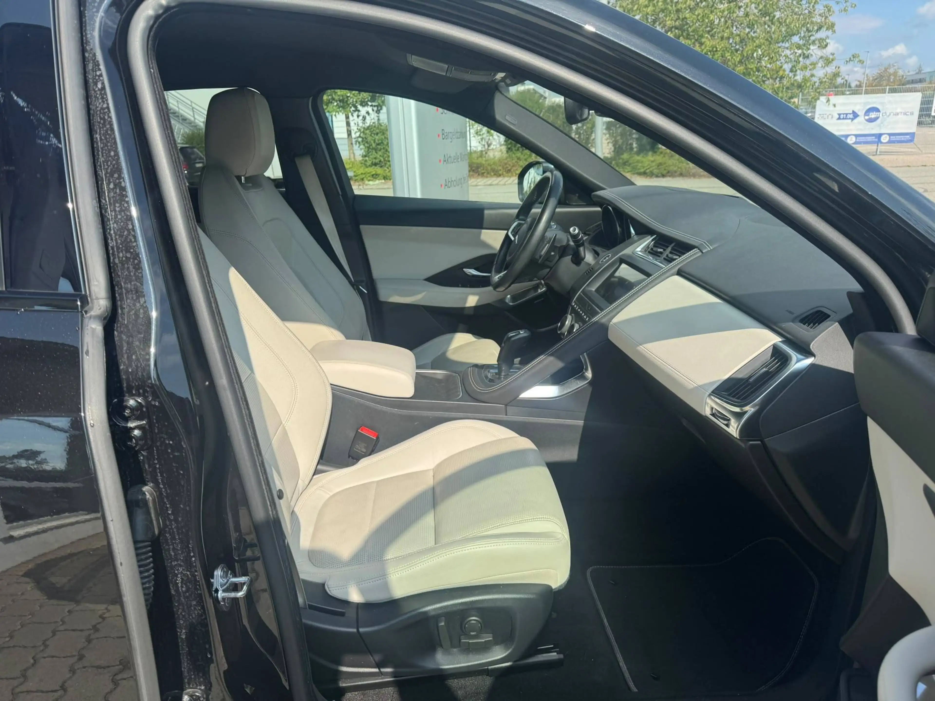 Jaguar E-Pace R-Dynamic SE AWD-Schekcheft-8 fach bereift- — photo 13