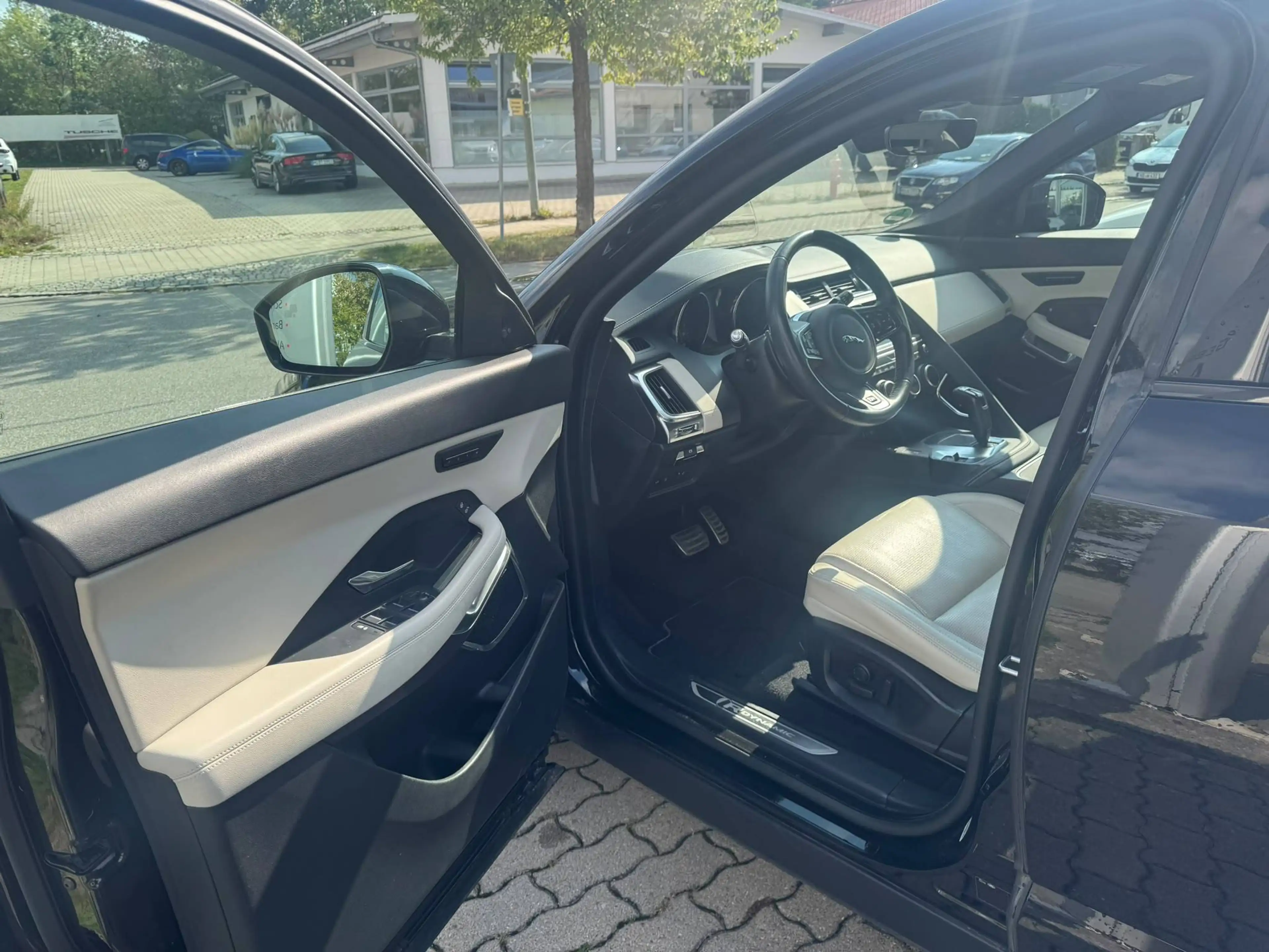 Jaguar E-Pace R-Dynamic SE AWD-Schekcheft-8 fach bereift- — photo 11