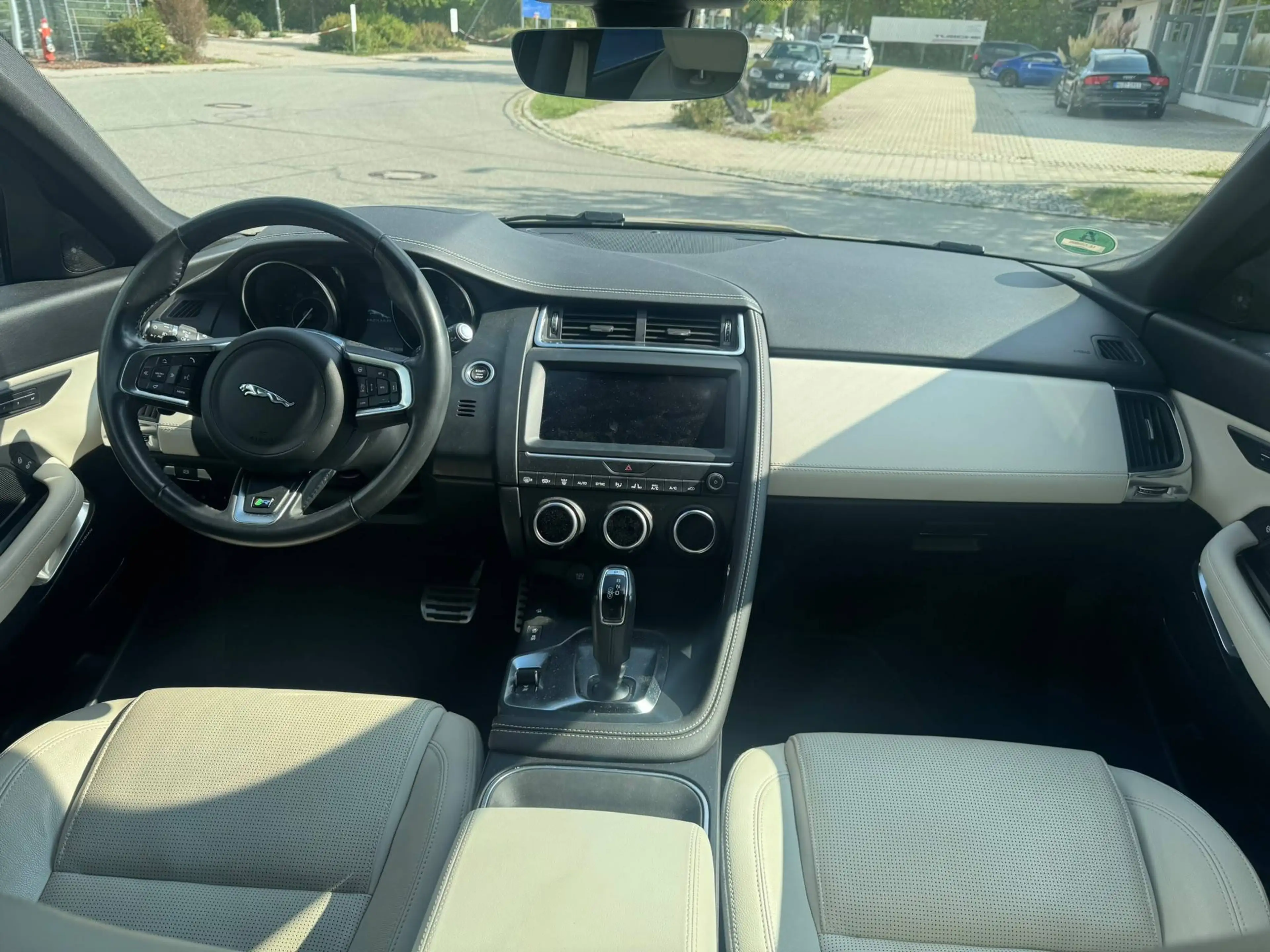 Jaguar E-Pace R-Dynamic SE AWD-Schekcheft-8 fach bereift- — photo 5