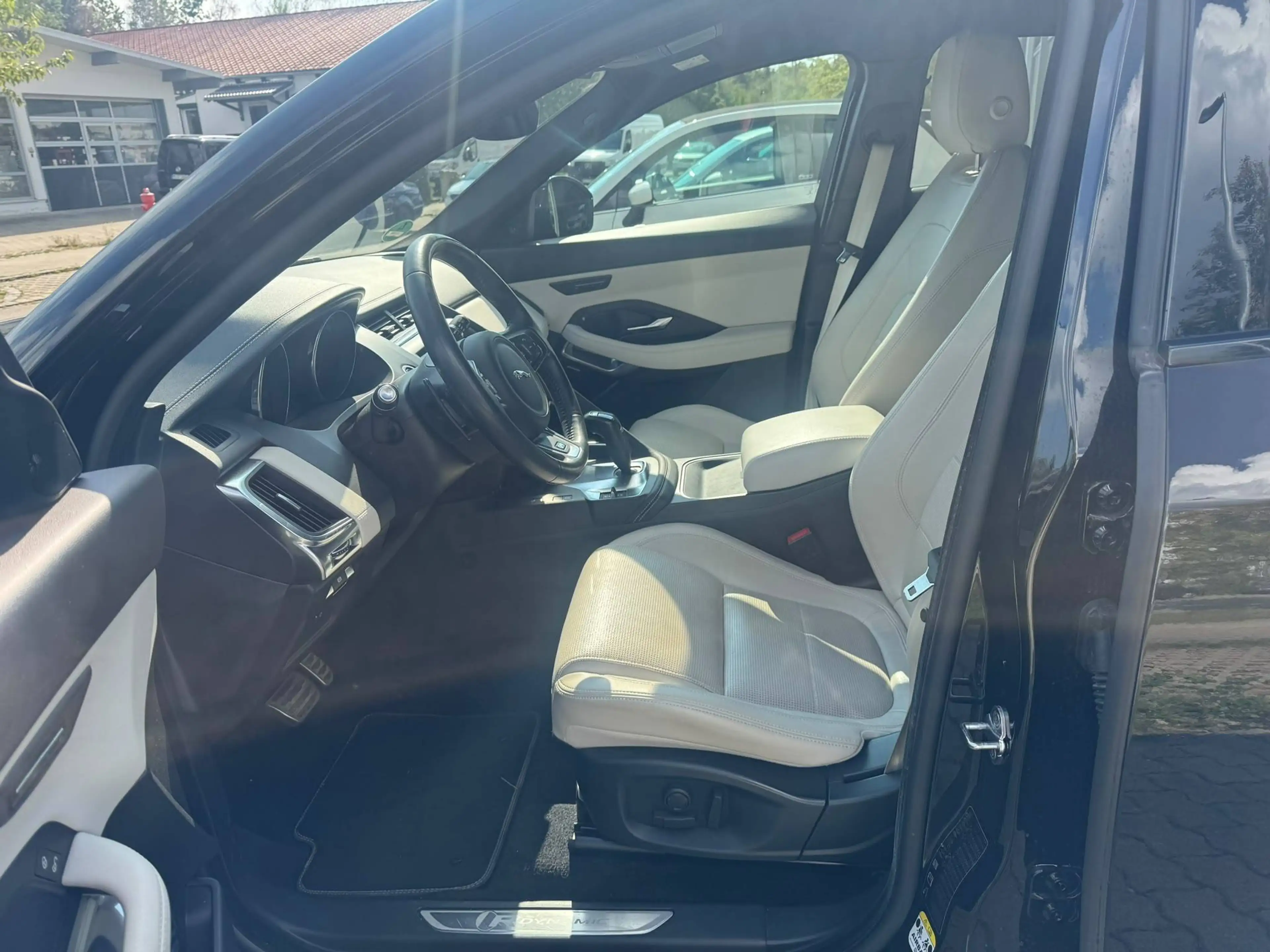 Jaguar E-Pace R-Dynamic SE AWD-Schekcheft-8 fach bereift- — photo 14