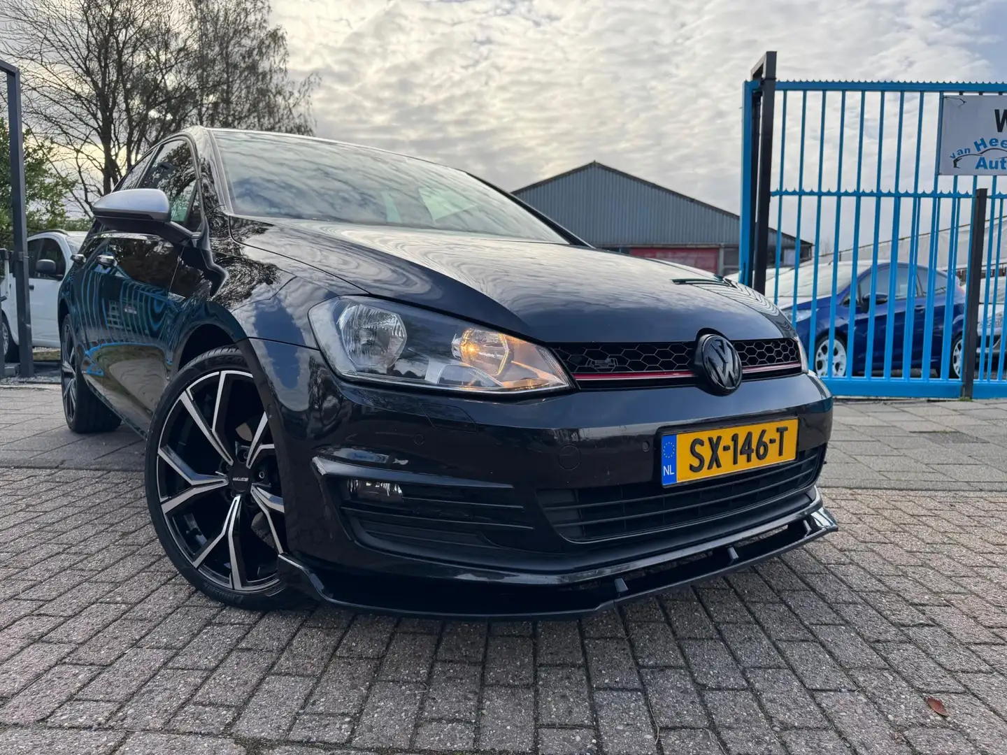 Volkswagen Golf 1.2 TSI Cup Clima Elek Pakket 19” Navi Cruise Zwart - 2