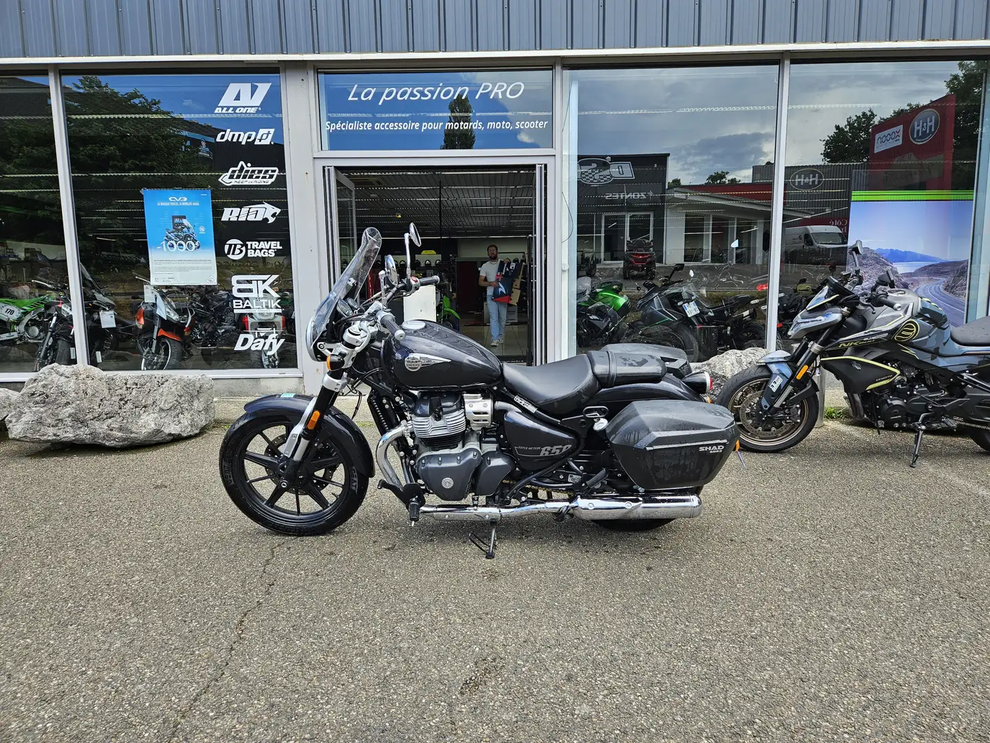 Royal Enfield Super Meteor 650 Noir - 1