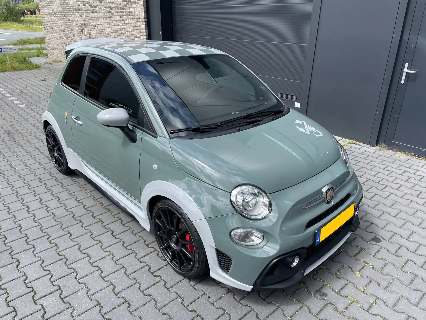 Abarth 695 70th Anniversary 180pk - Beats - Apple CarPlay Green - 1