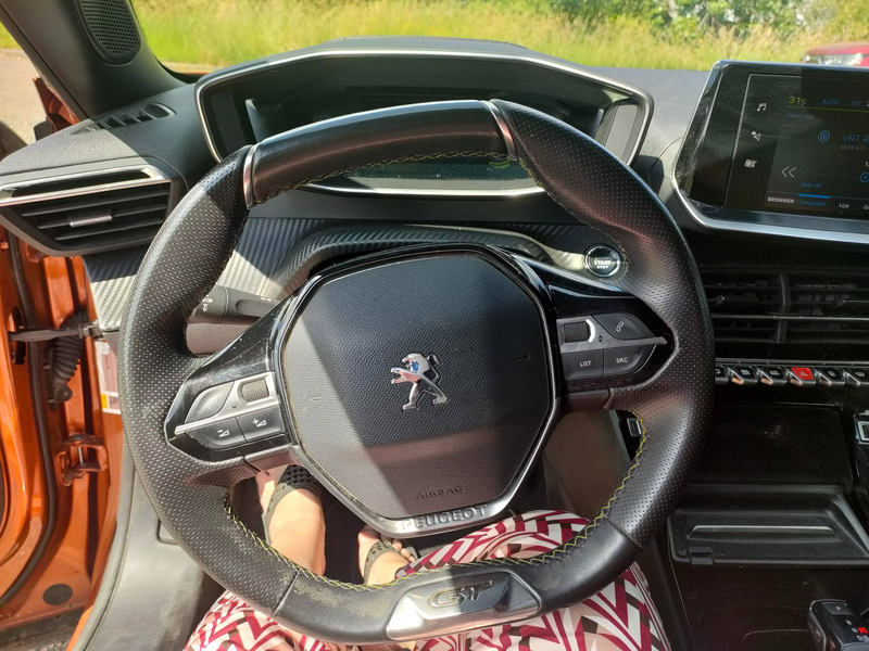 Peugeot e-2008 e-2008 50 kWh GT Line — photo 8