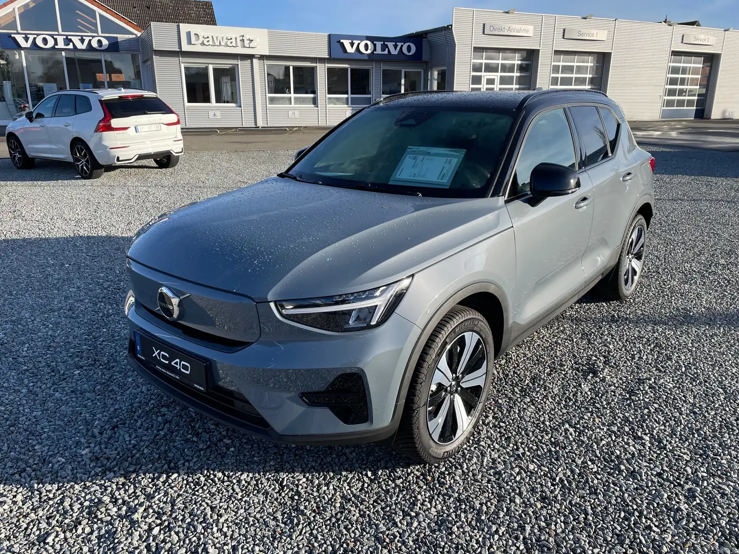 Volvo XC40 Core Recharge Pure Electric 2WD Grau - 1