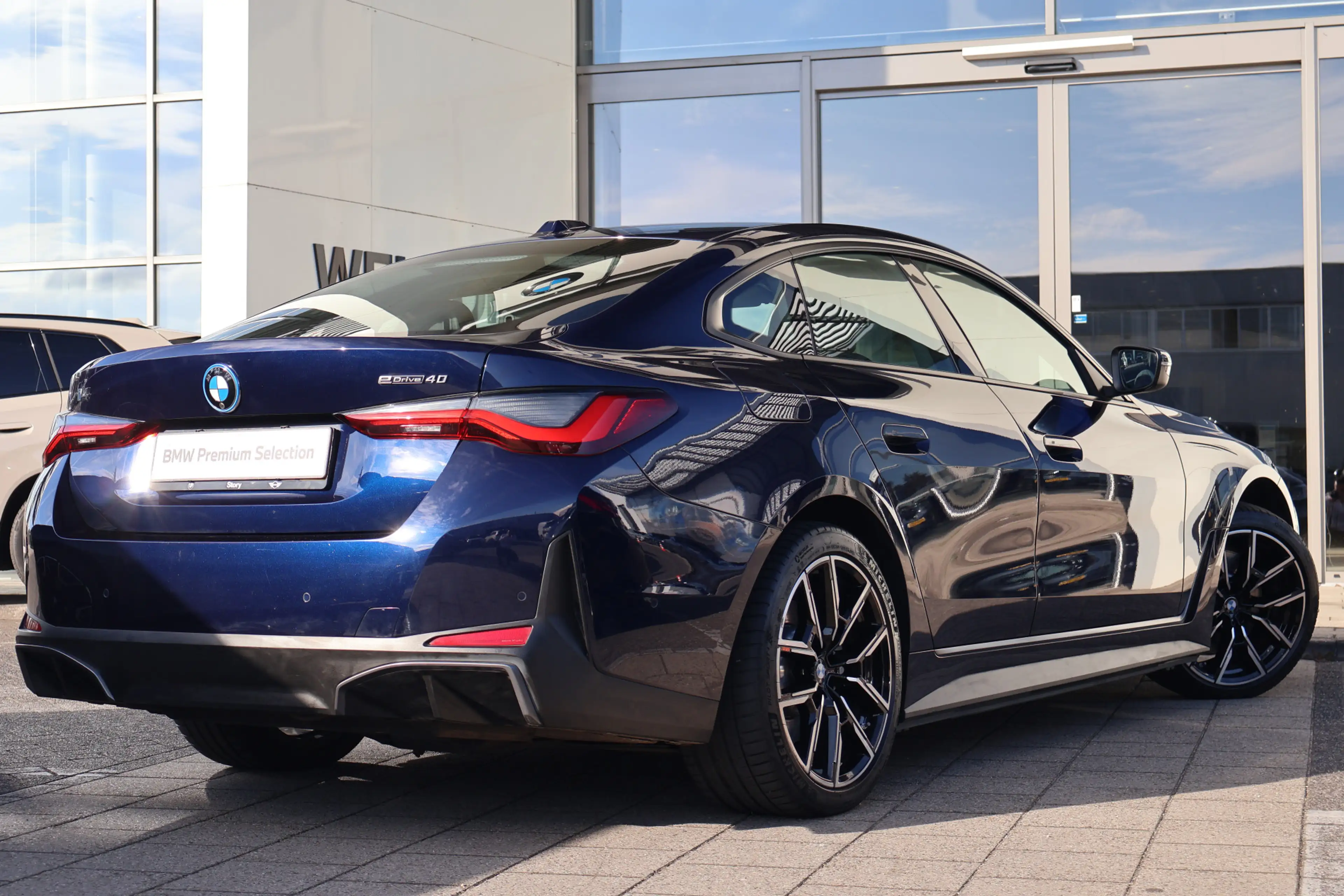 BMW i4 eDrive40 / Trekhaak / Achteruitrijcamera / Stoelve — photo 12