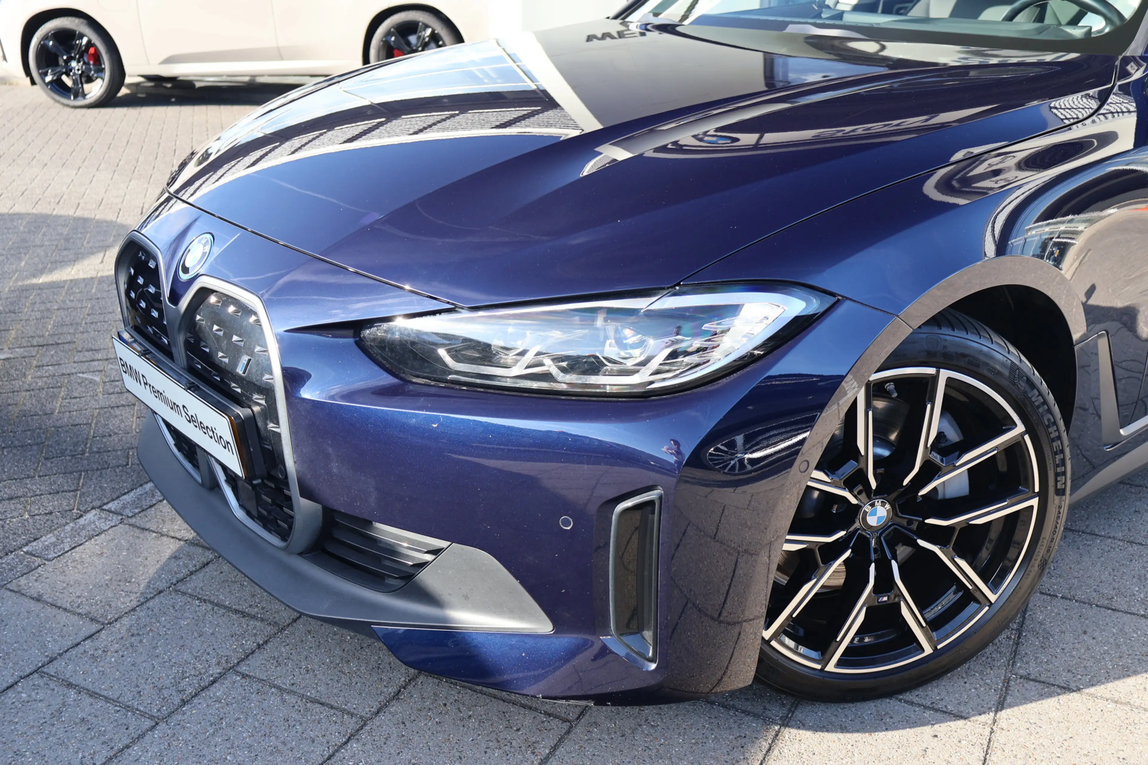 BMW i4 eDrive40 / Trekhaak / Achteruitrijcamera / Stoelve — photo 2