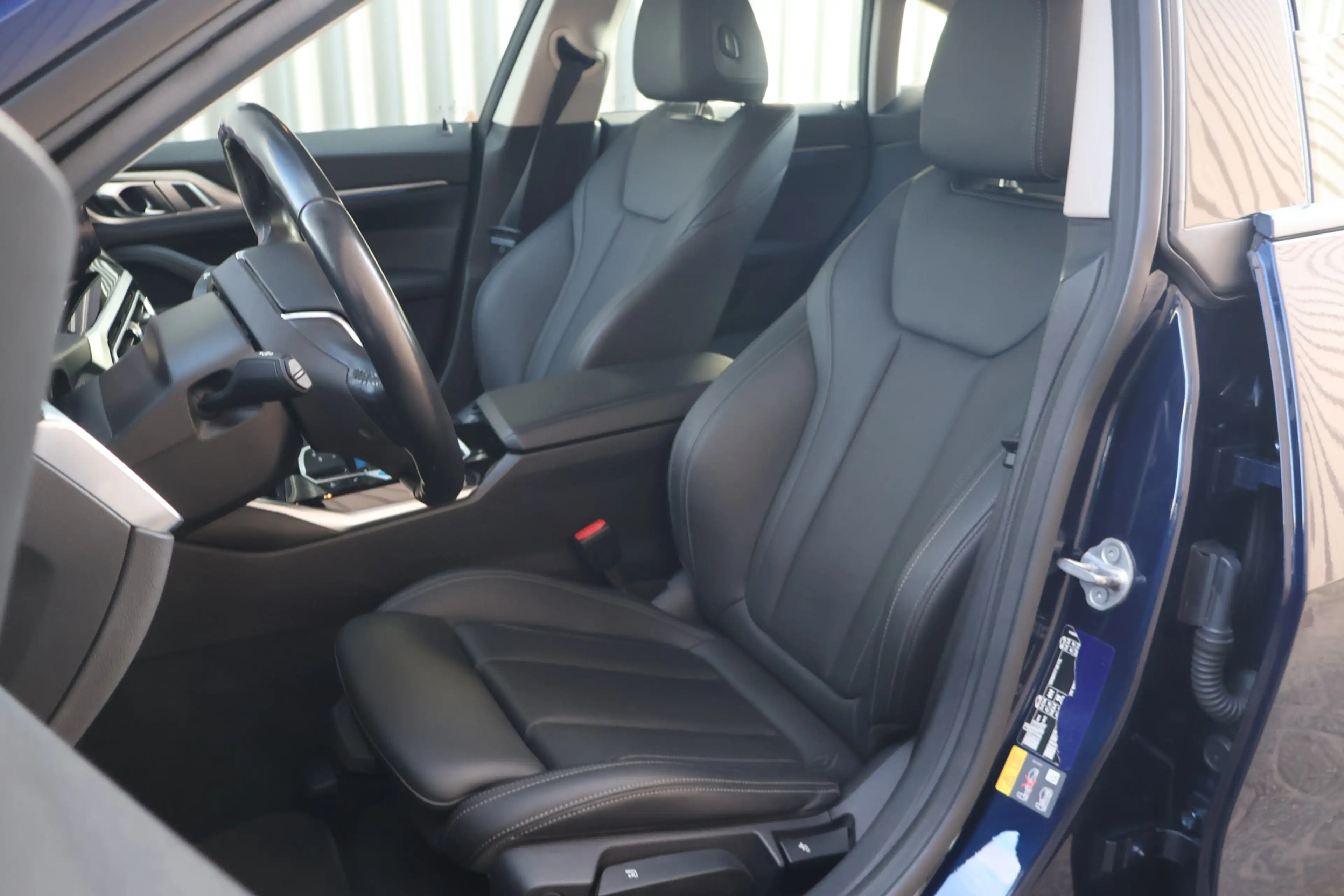 BMW i4 eDrive40 / Trekhaak / Achteruitrijcamera / Stoelve — photo 4