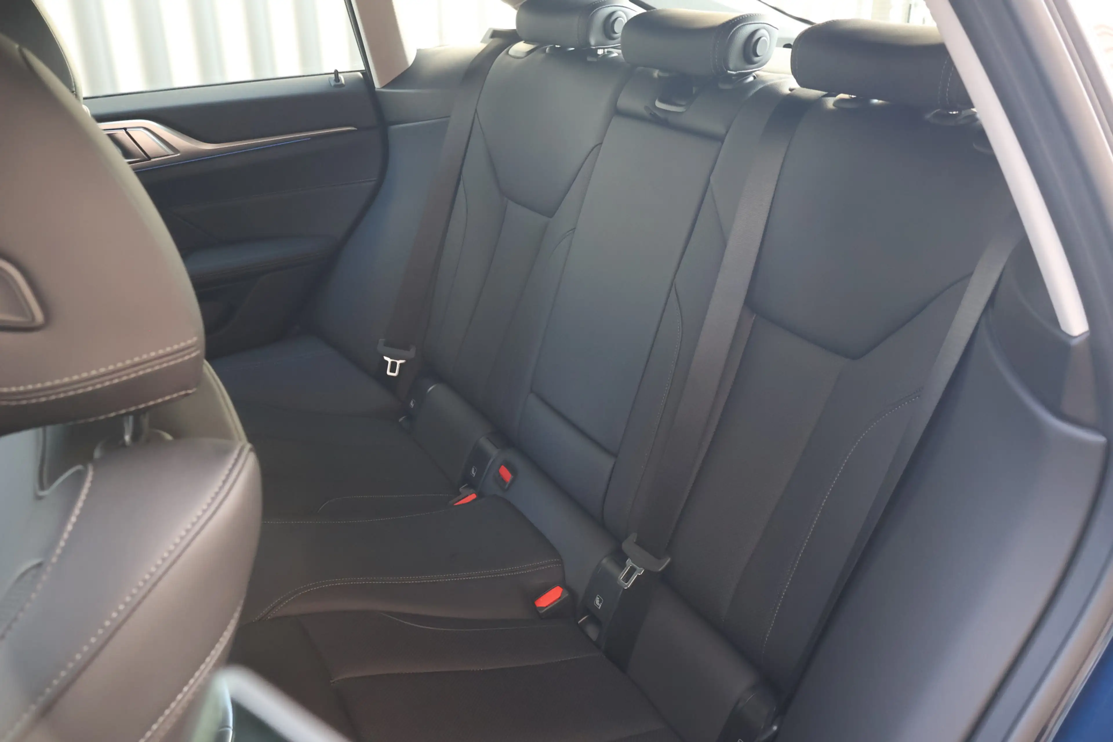 BMW i4 eDrive40 / Trekhaak / Achteruitrijcamera / Stoelve — photo 6