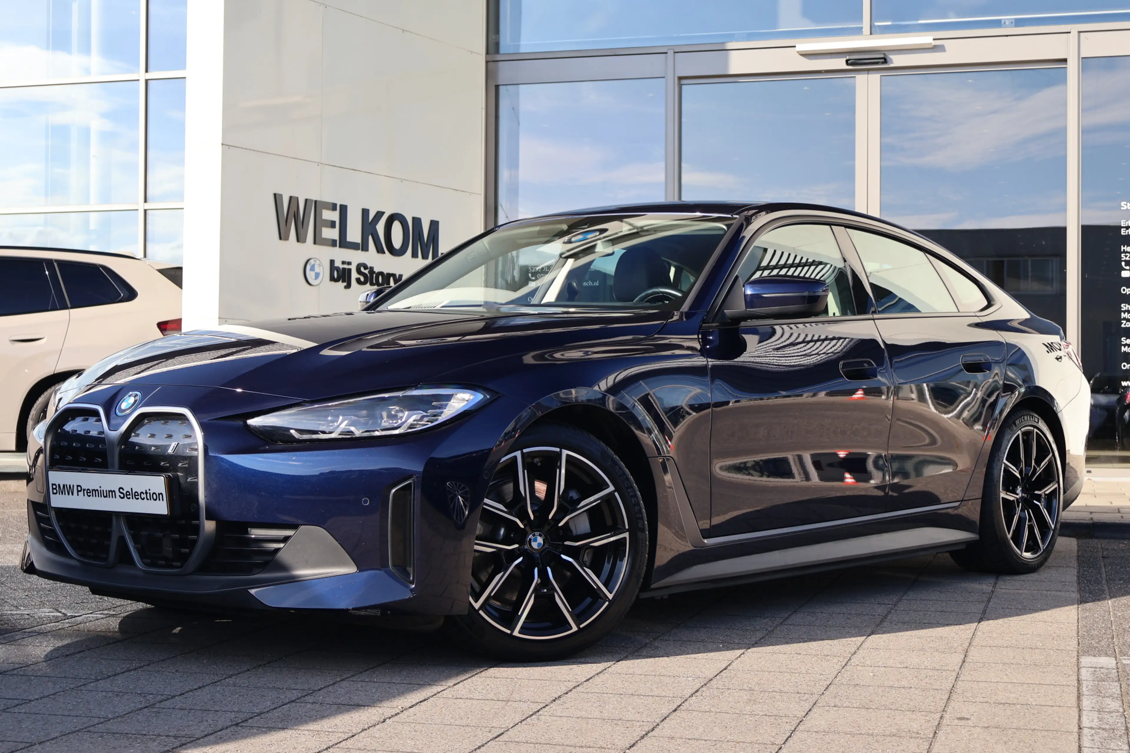 BMW i4 eDrive40 / Trekhaak / Achteruitrijcamera / Stoelve