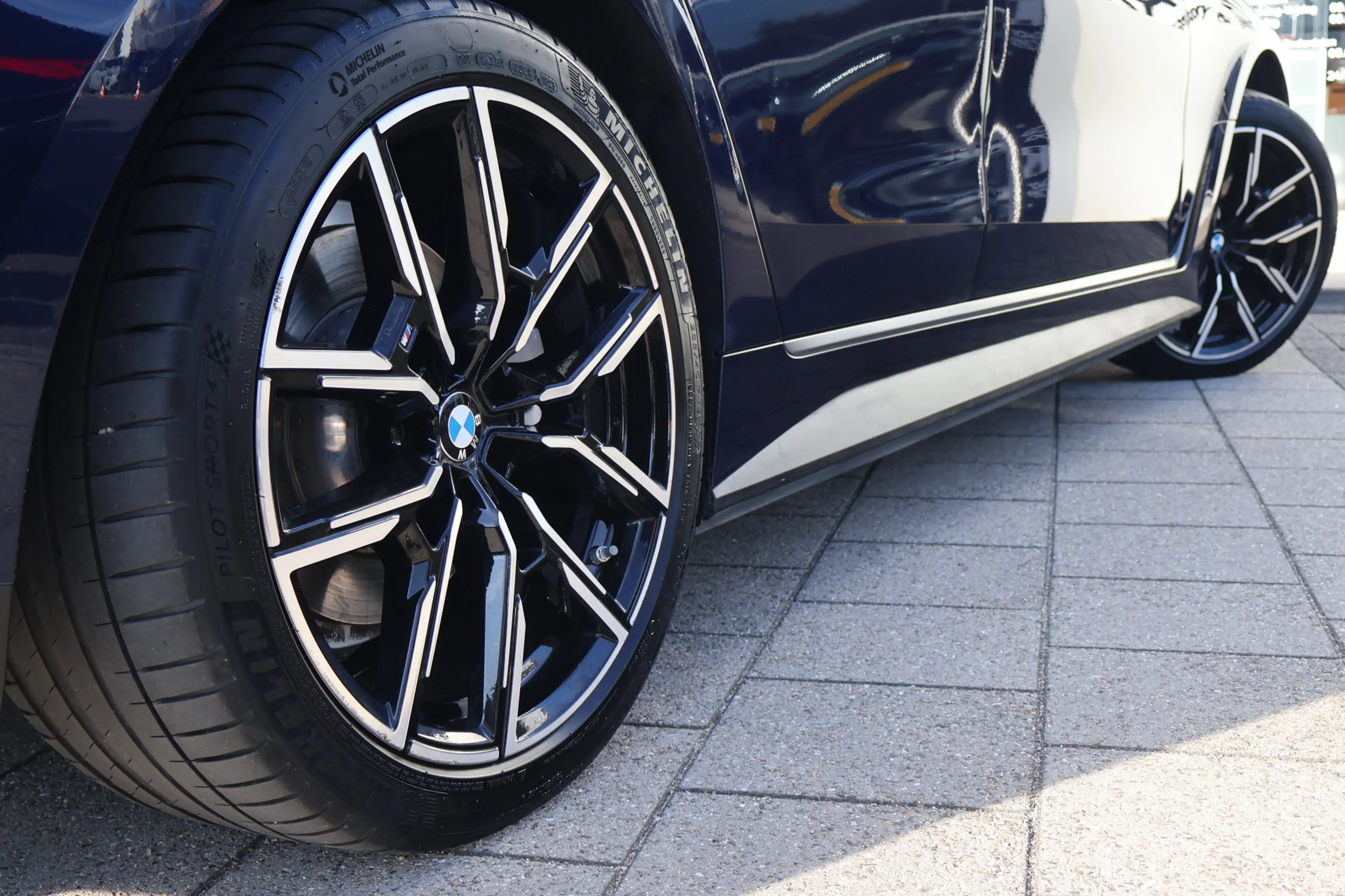 BMW i4 eDrive40 / Trekhaak / Achteruitrijcamera / Stoelve — photo 13