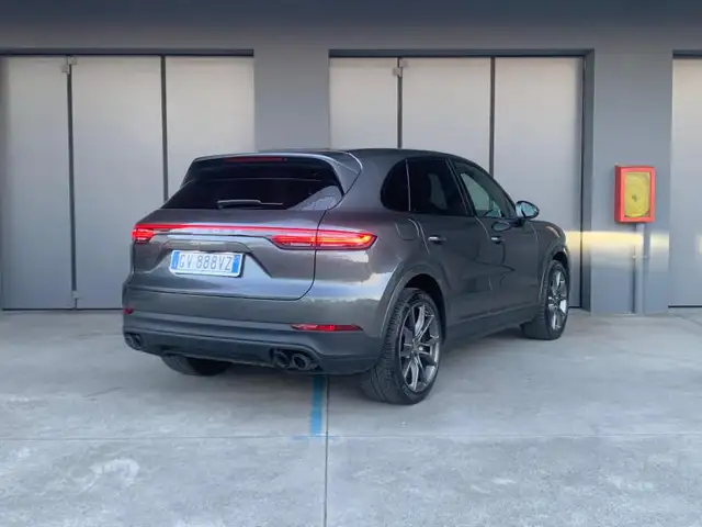 Porsche Cayenne view 4