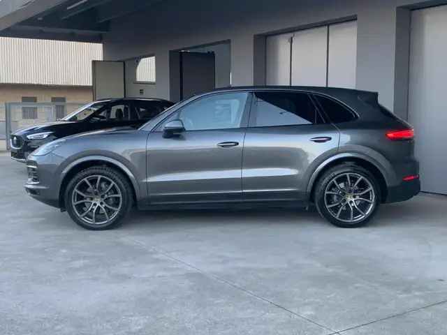 Porsche Cayenne view 3