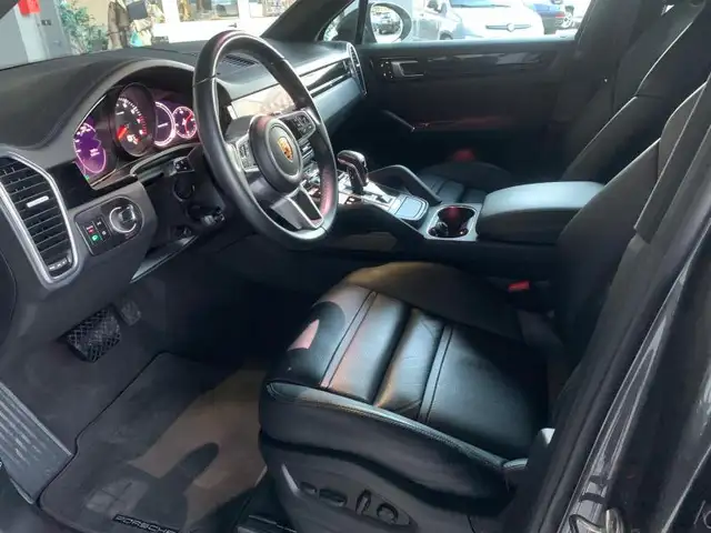 Porsche Cayenne view 10