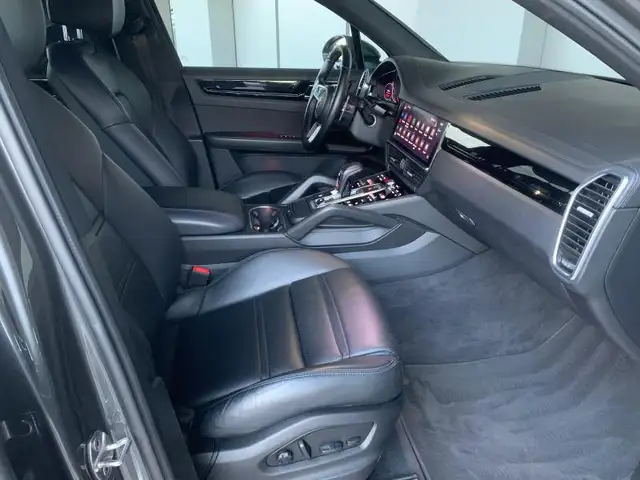 Porsche Cayenne view 6