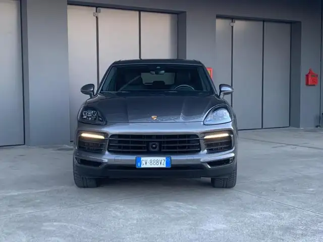 Porsche Cayenne view 2