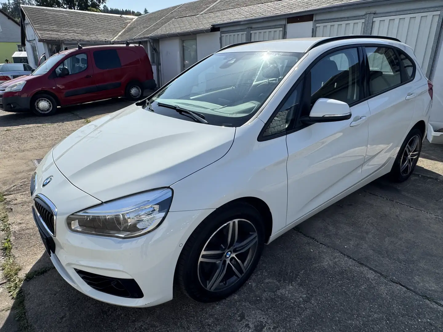 BMW 218 218 d Sport Line Automatik Weiß - 1
