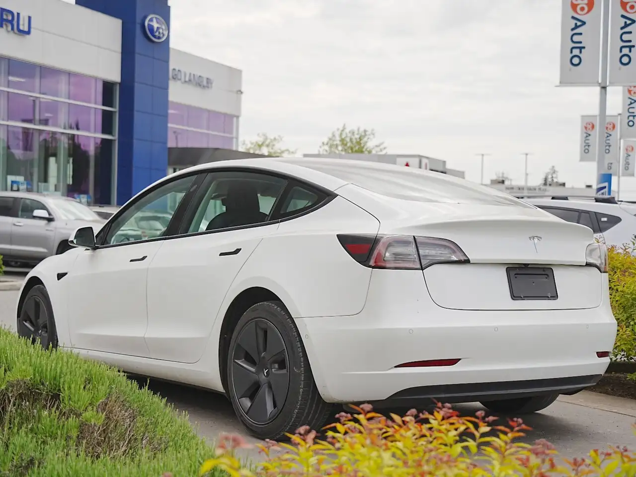 Tesla Model 3 снимка Tesla Model 3