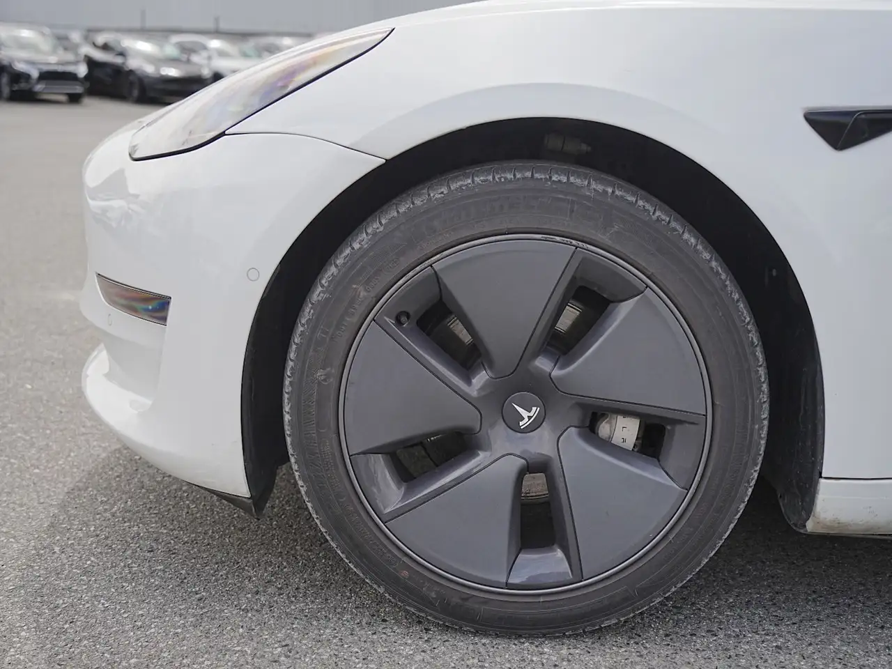 Tesla Model 3 снимка Tesla Model 3