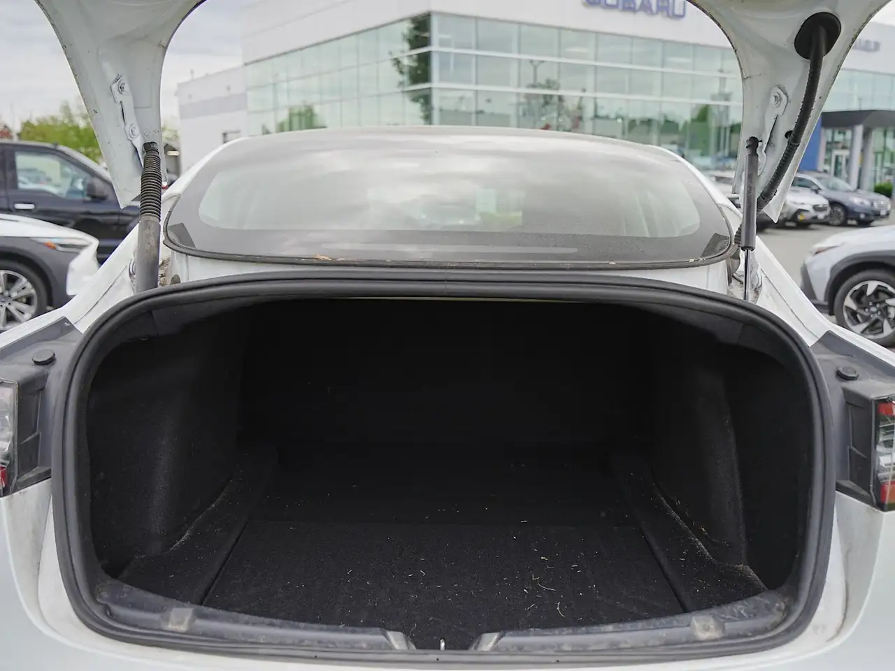 Tesla Model 3 снимка Tesla Model 3