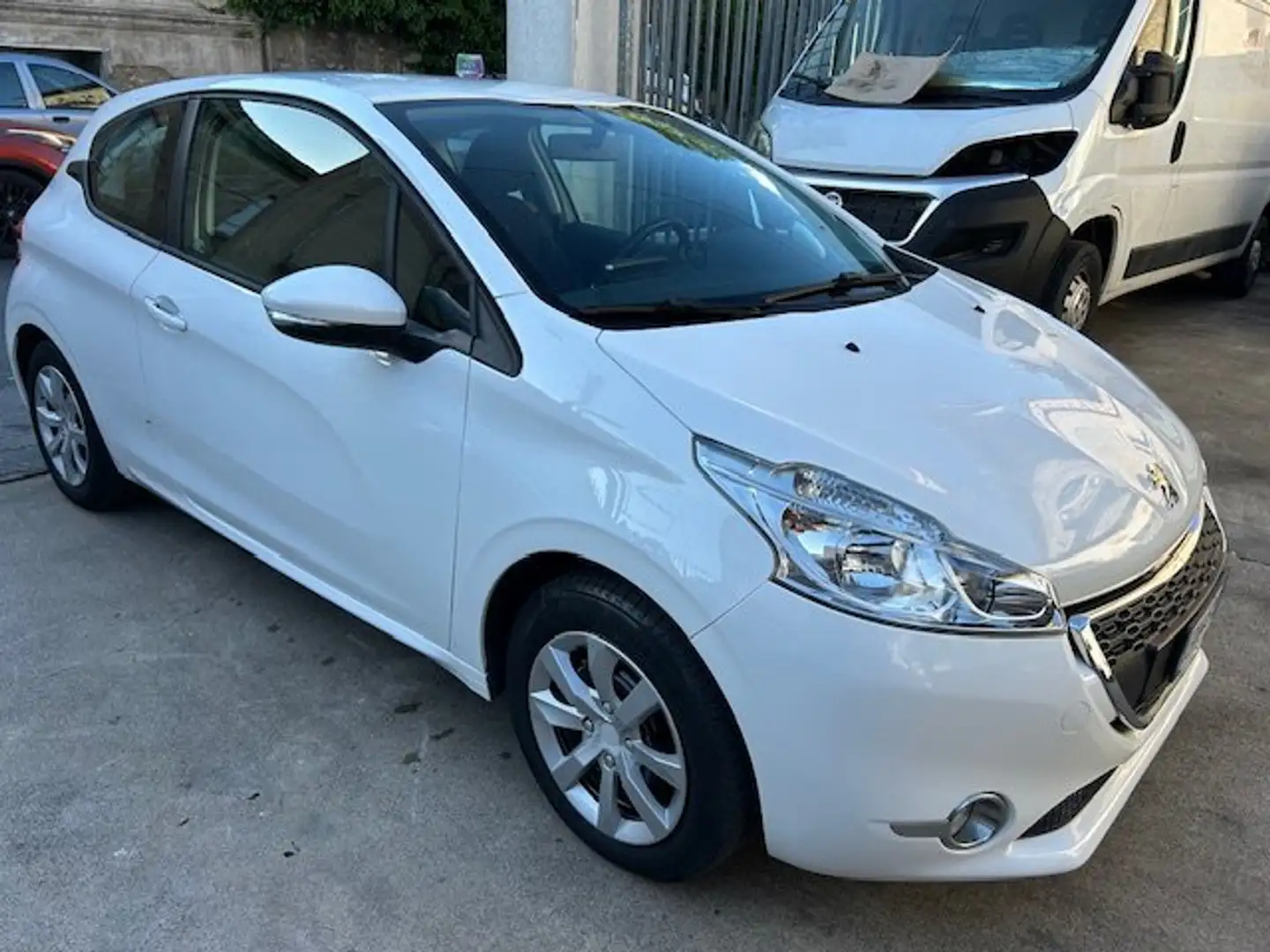Peugeot 208 3p 1.2 vti 12v Allure PER NEO PATENTATI 116000 KM Weiß - 1