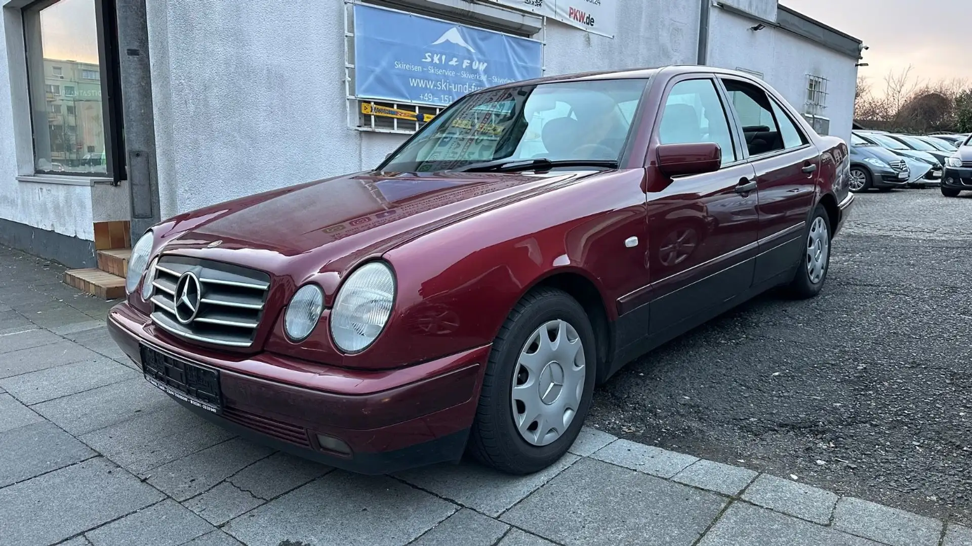 Mercedes-Benz E 200 Rot - 1