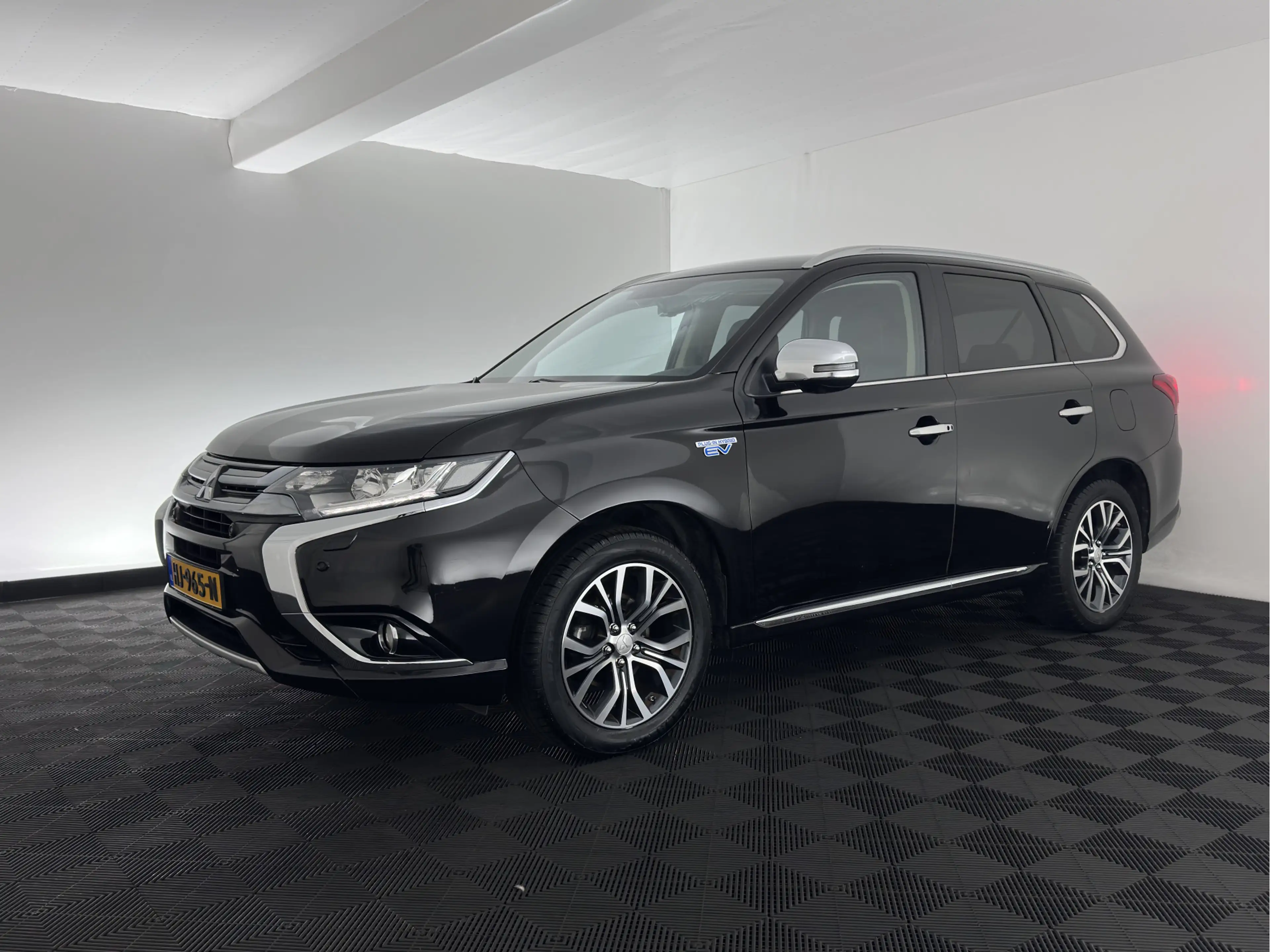 Mitsubishi Outlander 2.0 PHEV Instyle (Plug-In) (Facelift model-2016) A — photo 3
