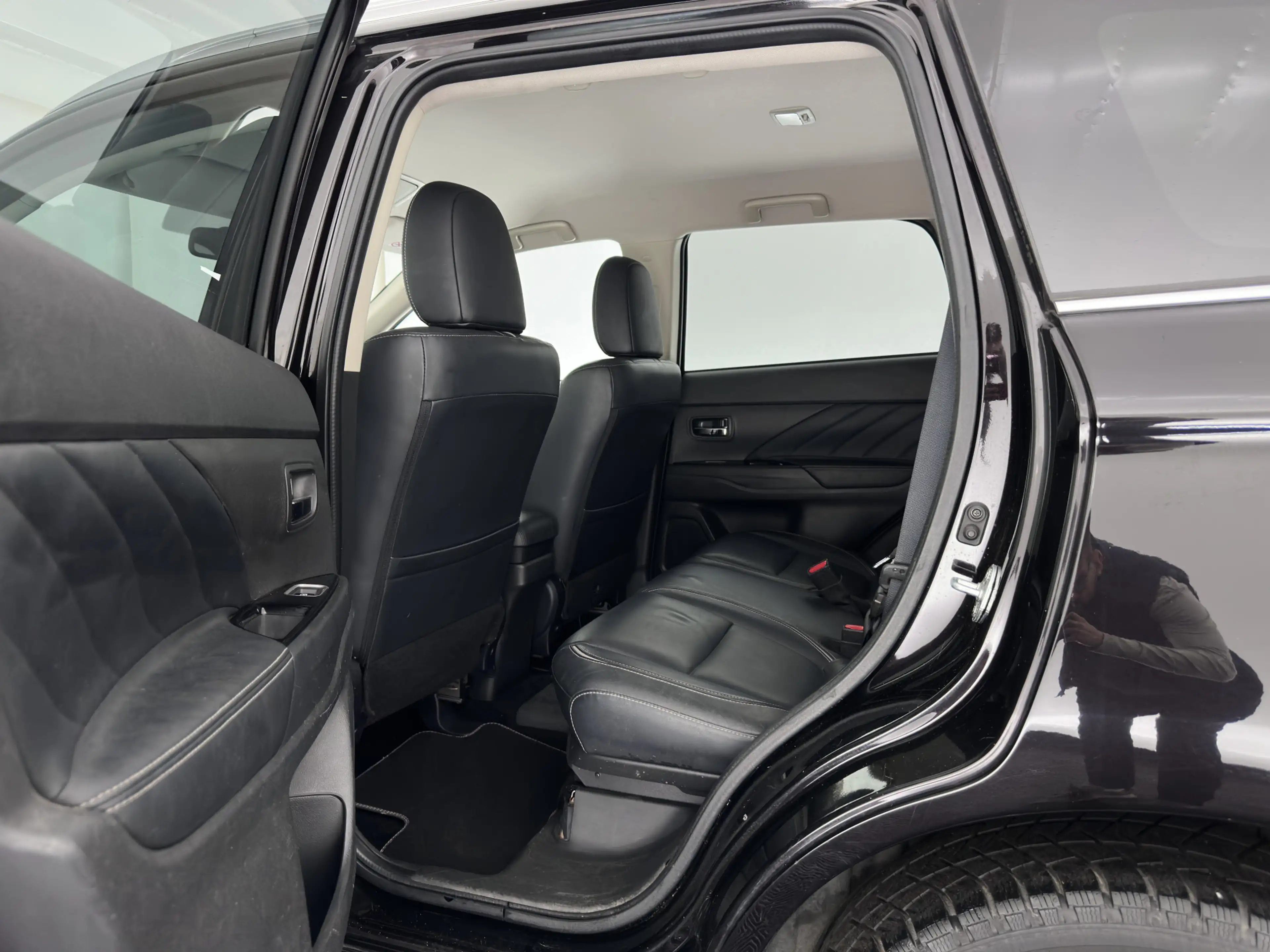 Mitsubishi Outlander 2.0 PHEV Instyle (Plug-In) (Facelift model-2016) A — photo 9