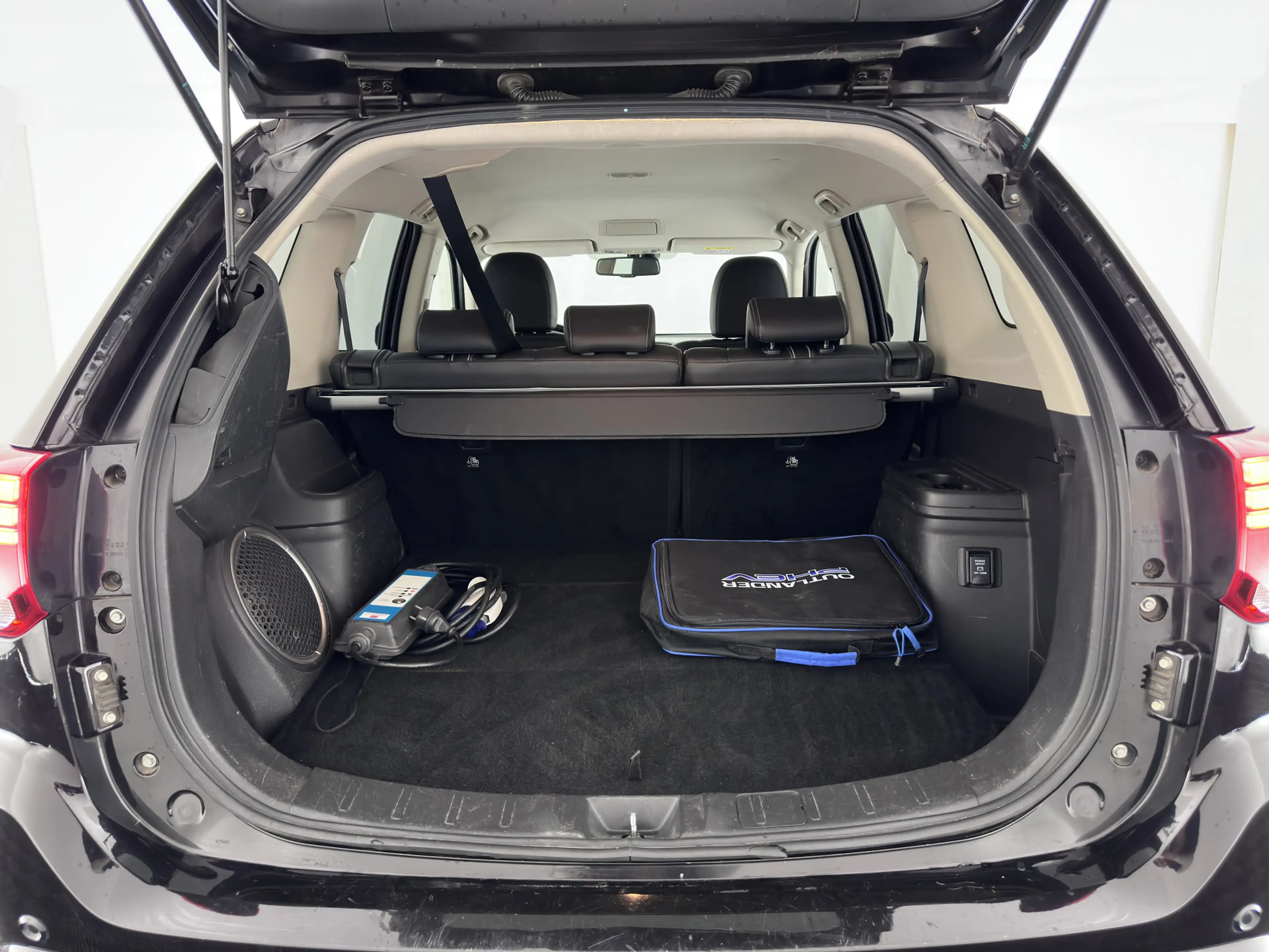 Mitsubishi Outlander 2.0 PHEV Instyle (Plug-In) (Facelift model-2016) A — photo 10