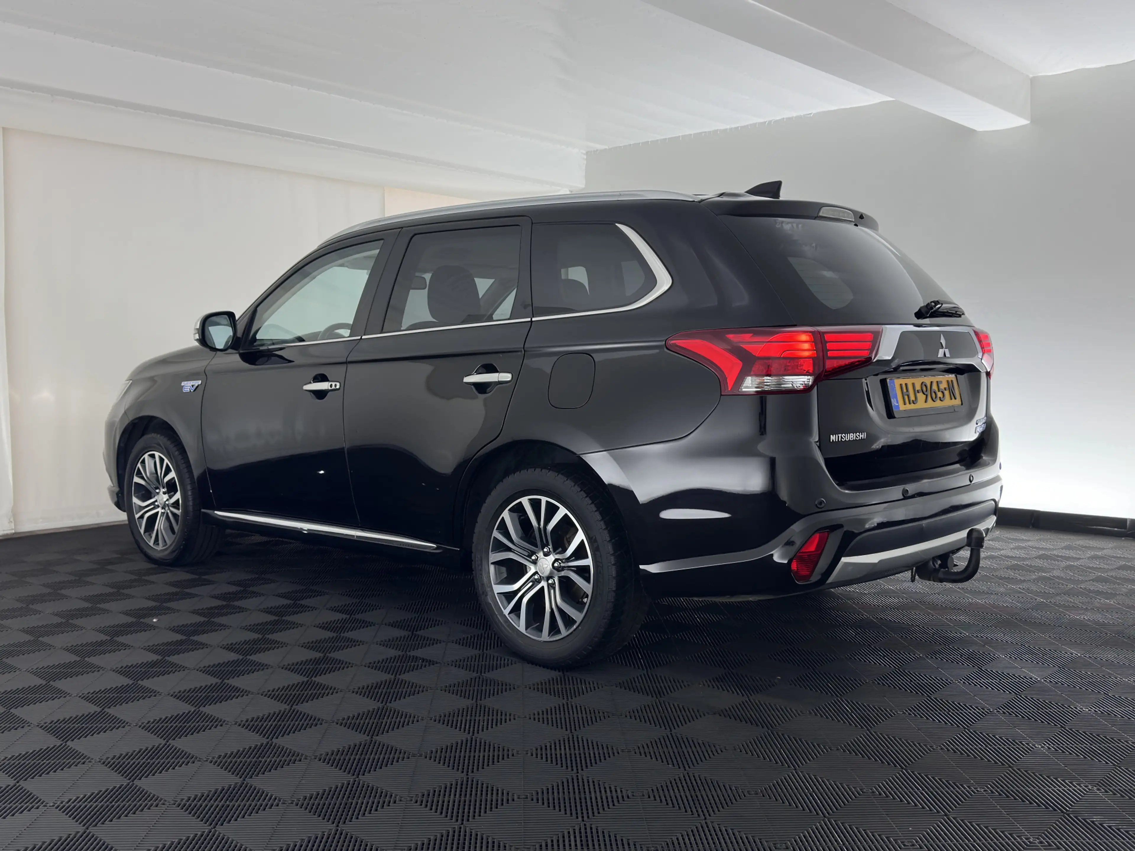 Mitsubishi Outlander 2.0 PHEV Instyle (Plug-In) (Facelift model-2016) A — photo 4