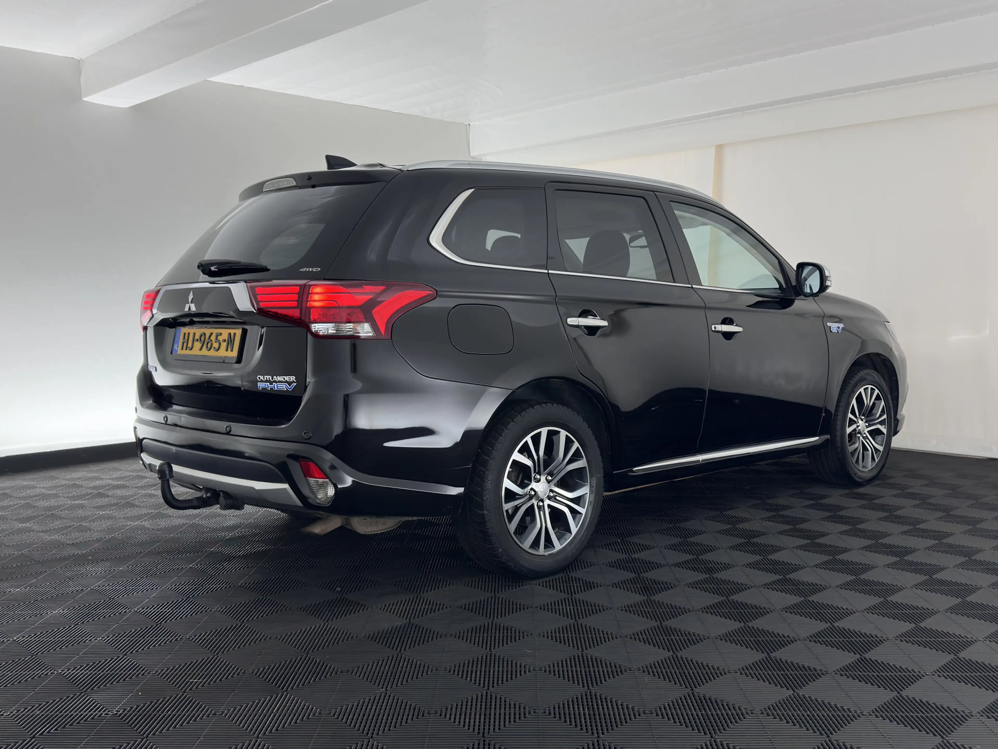 Mitsubishi Outlander 2.0 PHEV Instyle (Plug-In) (Facelift model-2016) A — photo 6