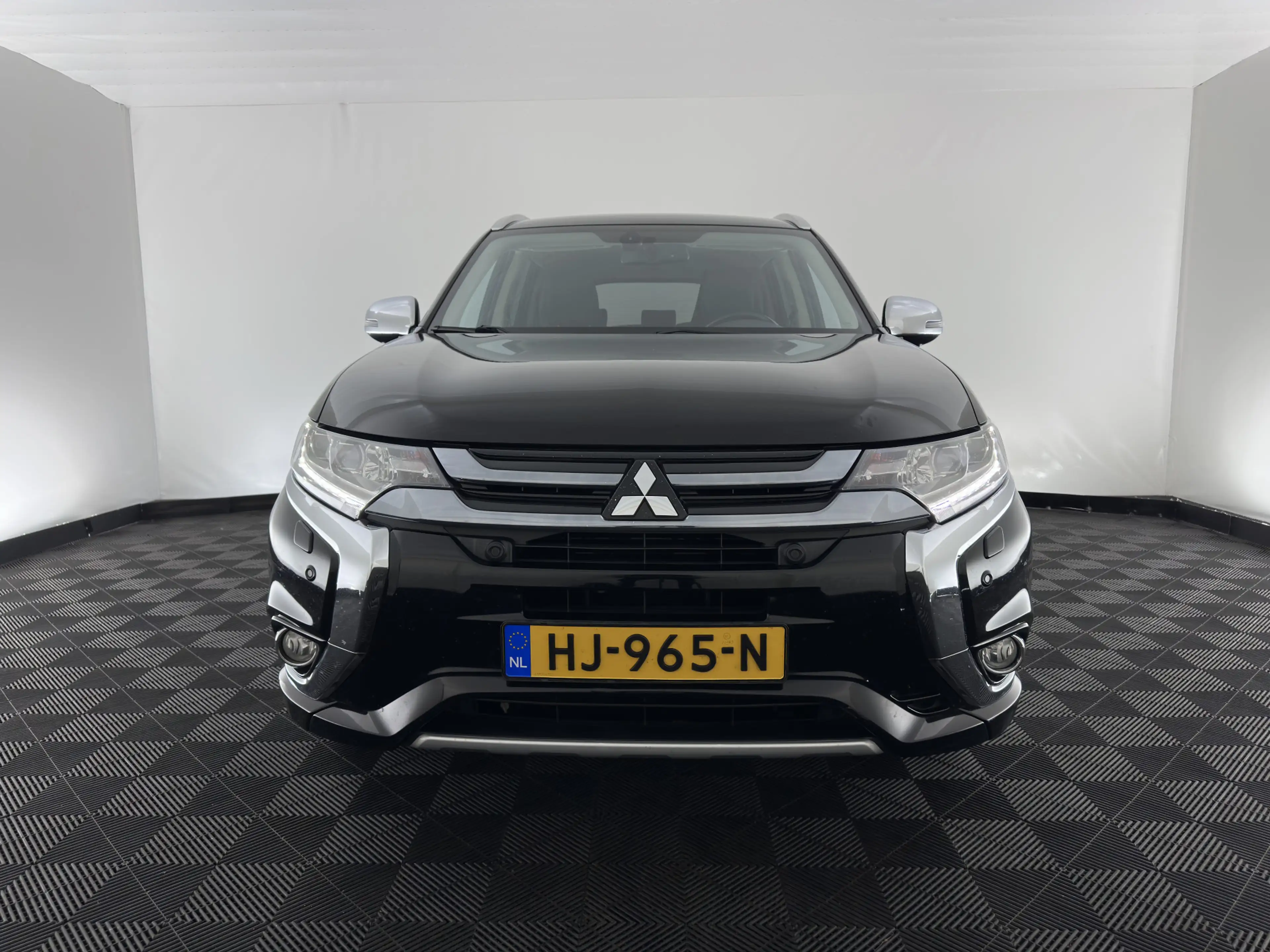 Mitsubishi Outlander 2.0 PHEV Instyle (Plug-In) (Facelift model-2016) A — photo 2