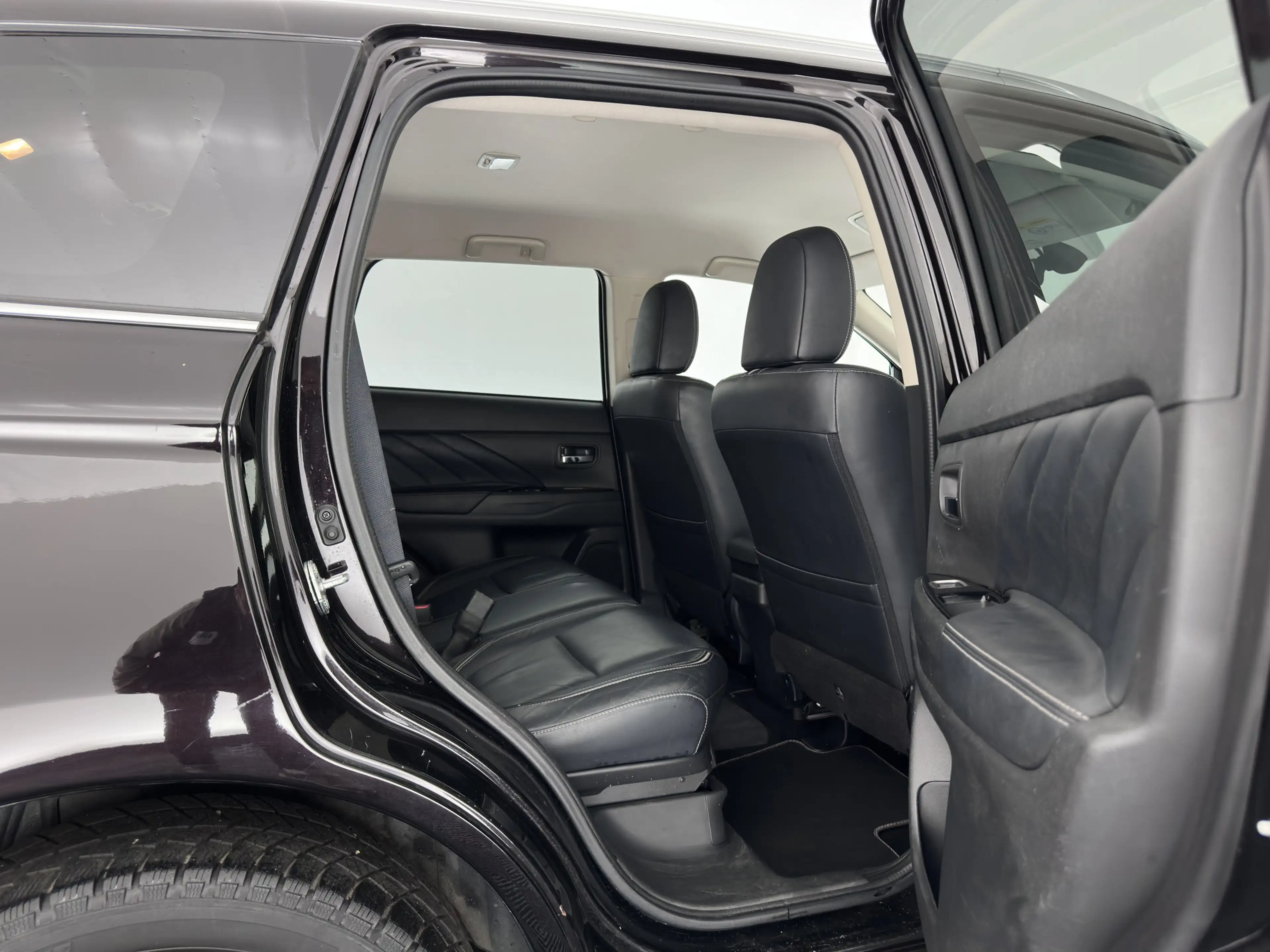 Mitsubishi Outlander 2.0 PHEV Instyle (Plug-In) (Facelift model-2016) A — photo 11