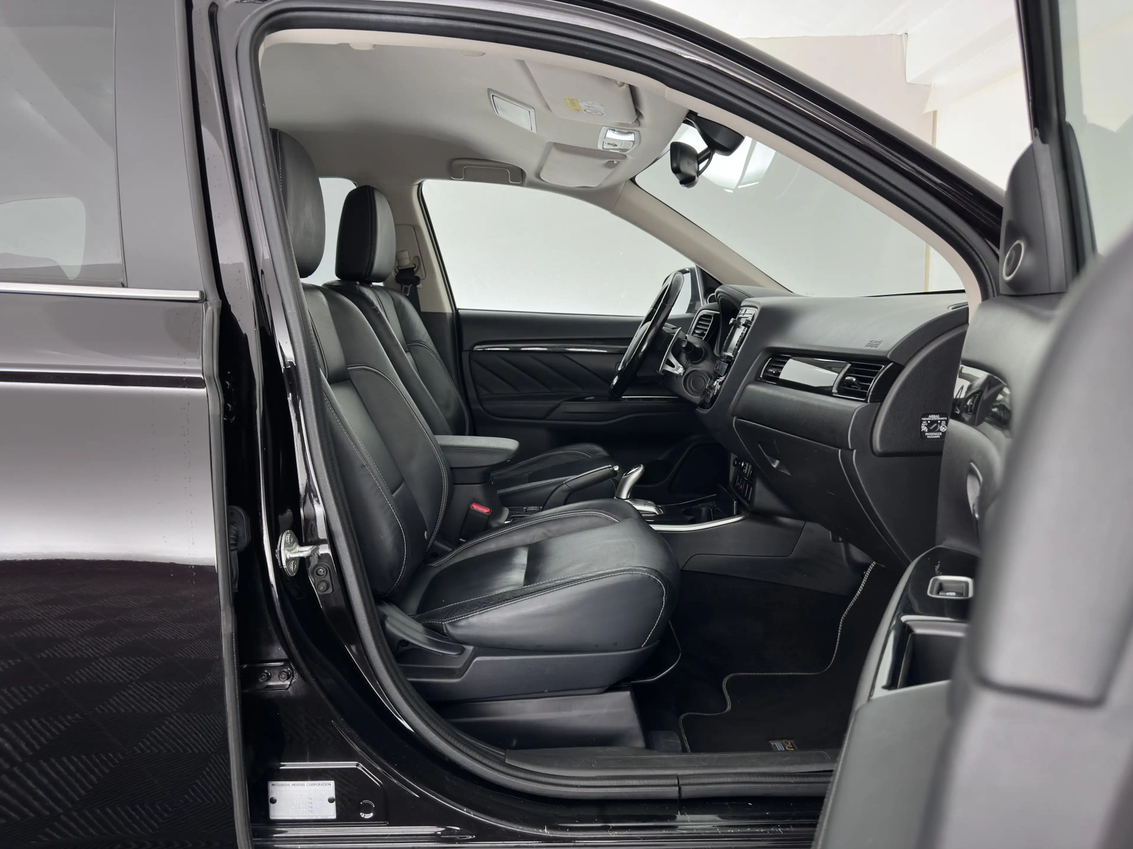 Mitsubishi Outlander 2.0 PHEV Instyle (Plug-In) (Facelift model-2016) A — photo 12