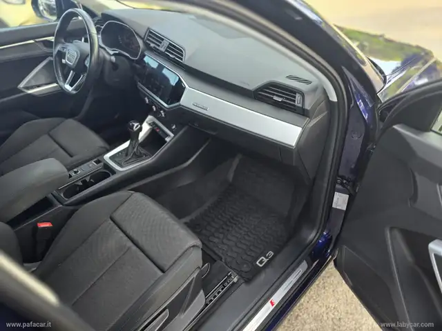 Audi Q3 view 19